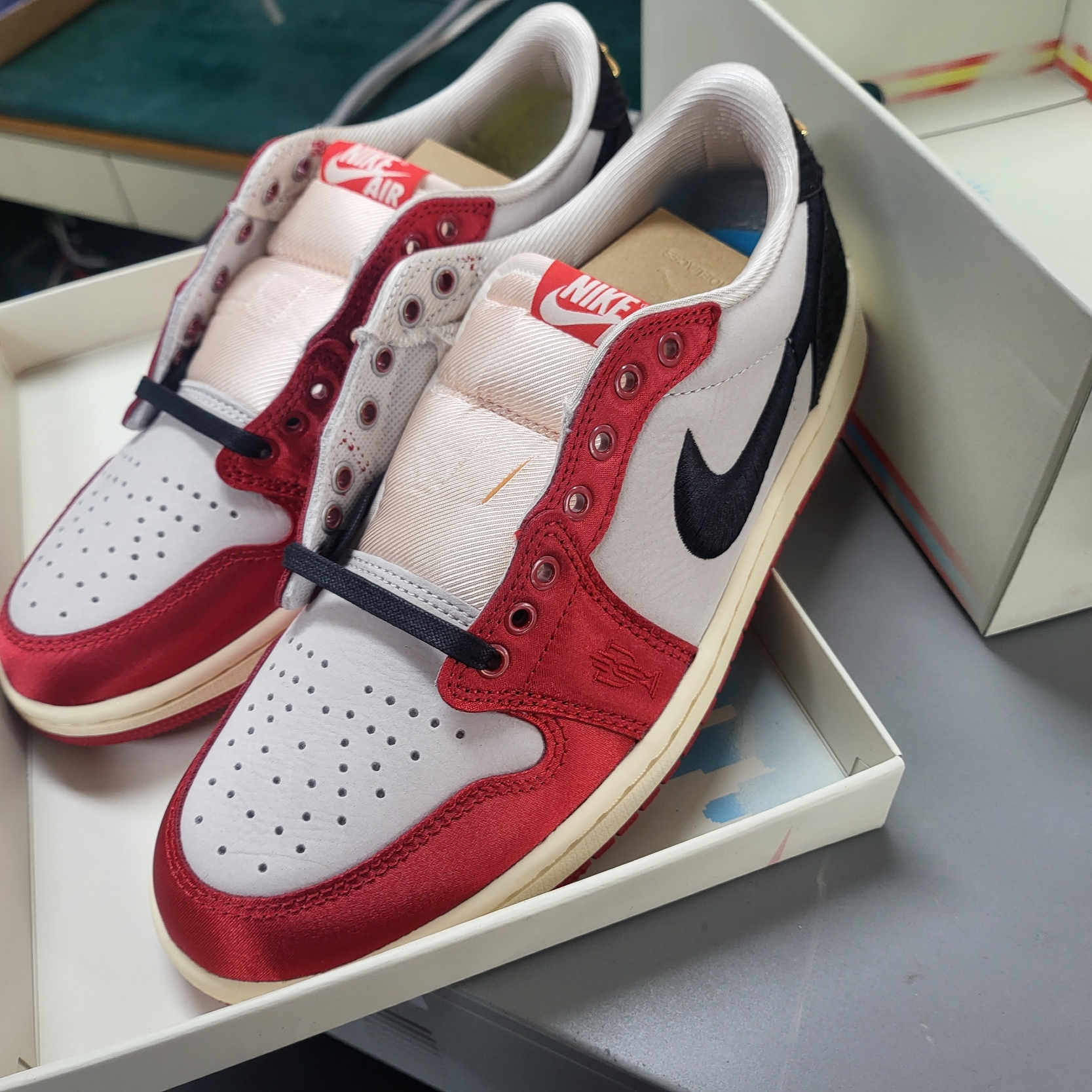 Jordan 1 x Trophy Room Retro Low OG SP Sail Varsity Red 착용 스타일 - 3