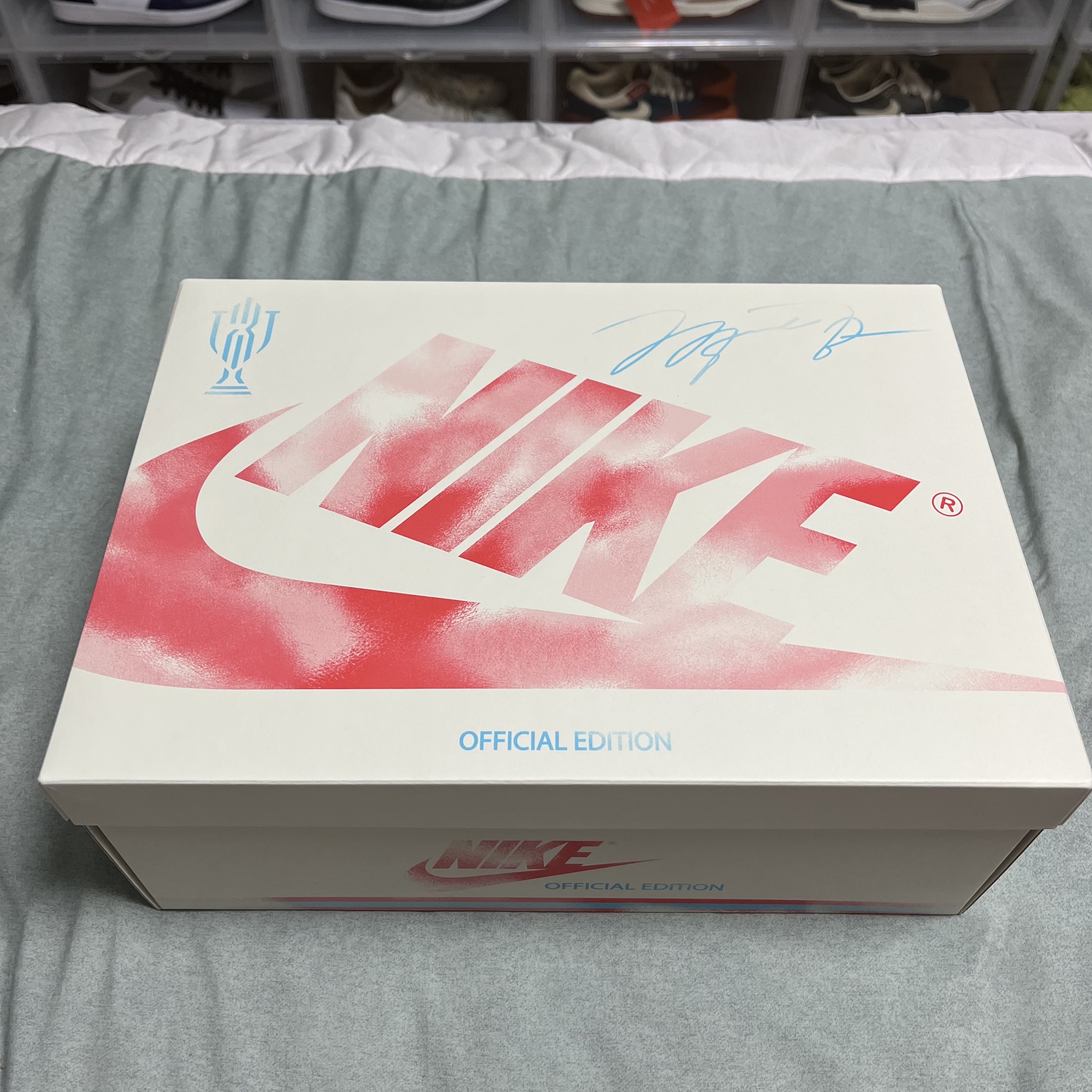 Jordan 1 x Trophy Room Retro Low OG SP Sail Varsity Red 착용 스타일 - 5