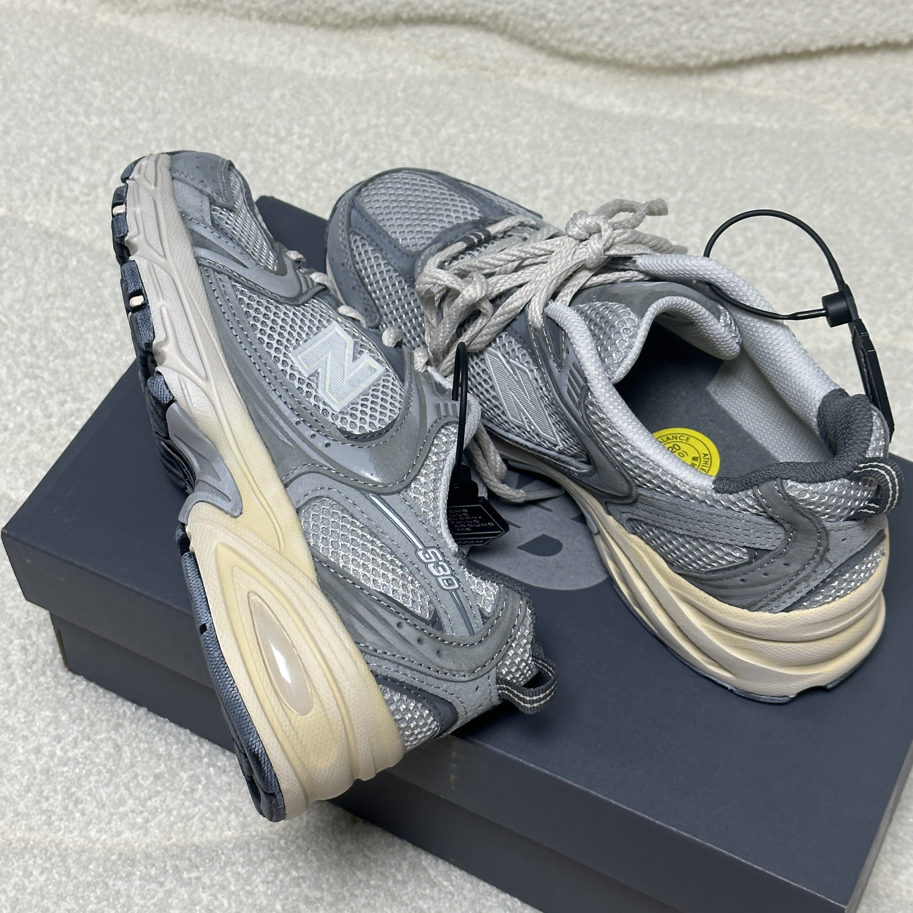 New Balance 530 Premium Vintage Grey Matter 착용 스타일