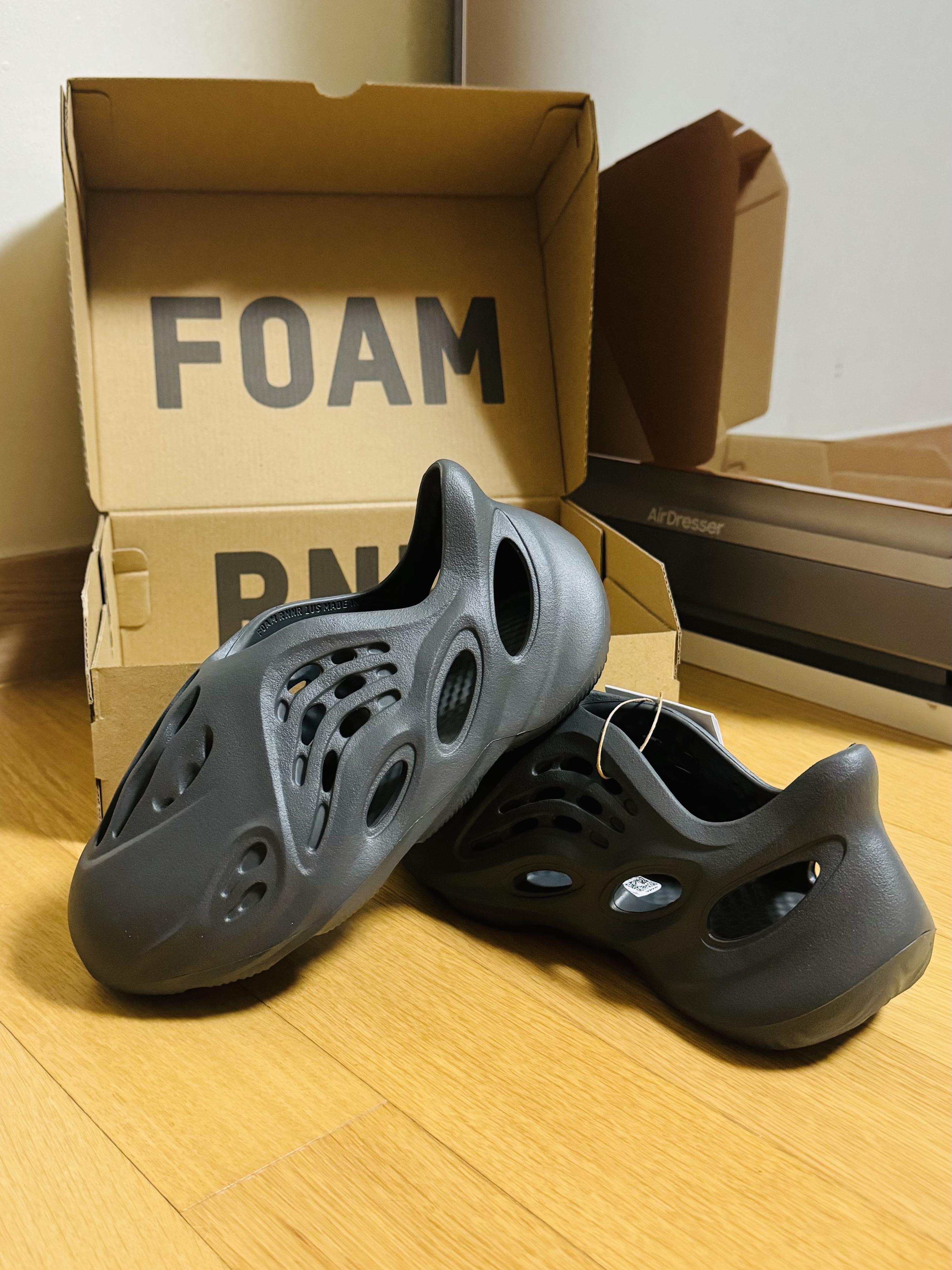 (Kids) Adidas Yeezy Foam RNNR Carbon 착용 스타일