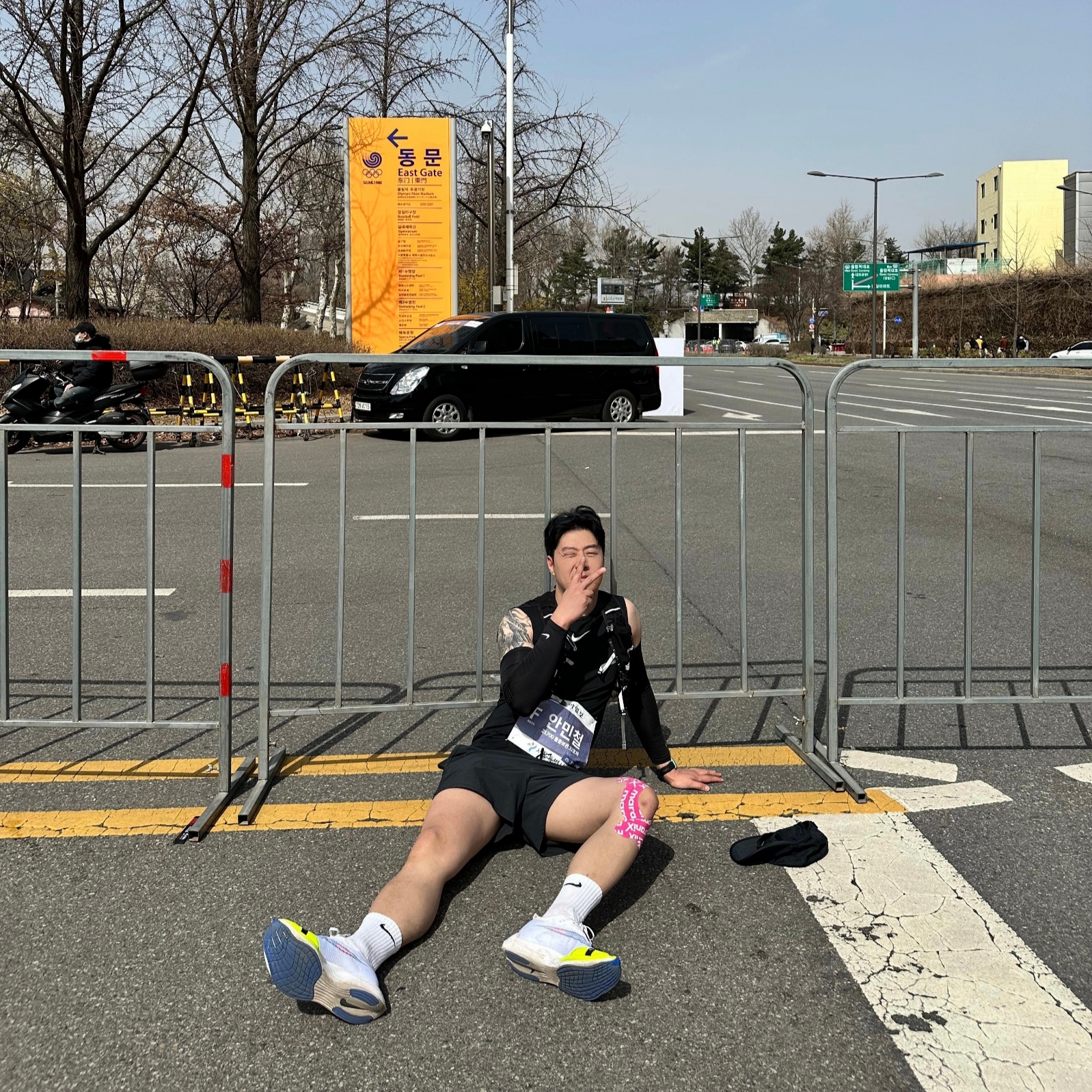 Nike ZoomX Vaporfly Next% 2 White Volt, Oakley Eye Jacket Redux Matte Black Frame Prizm Grey Lenses High Bridge Fit 착용 스타일