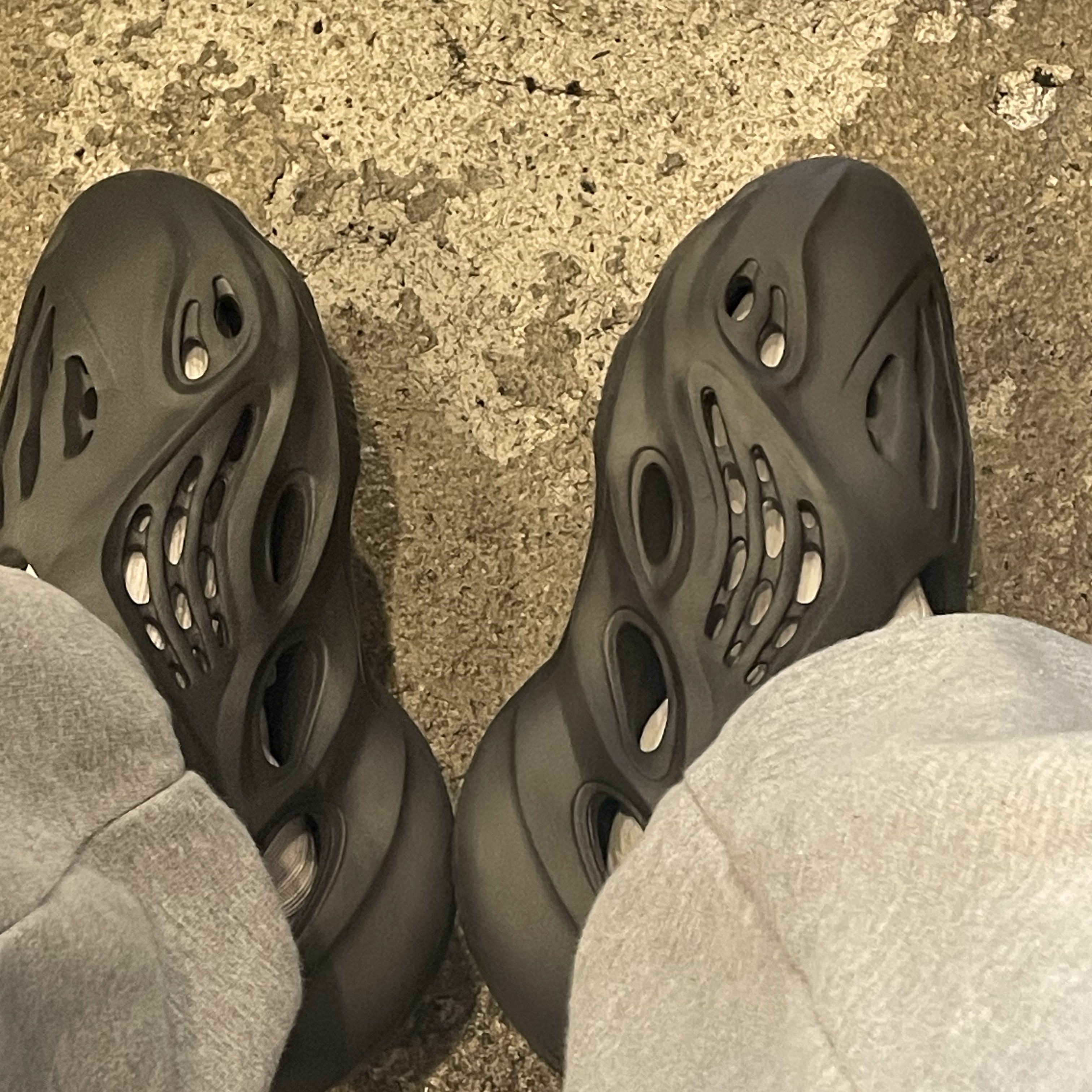 Adidas Yeezy Foam RNNR Onyx 착용 스타일