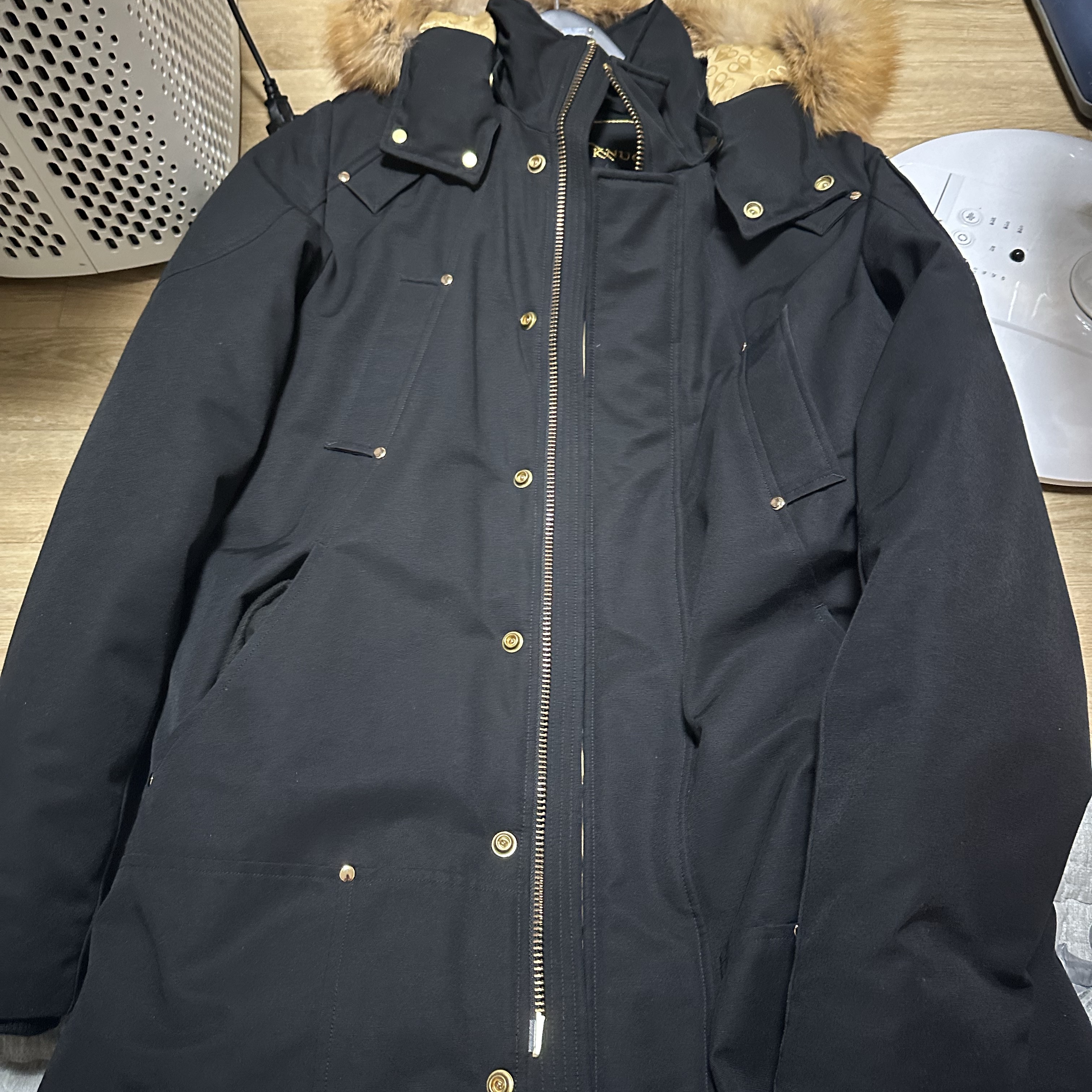 (W) Moose Knuckles Gold Stirling Parka Gold Fox Fur Black 착용 스타일 - 1