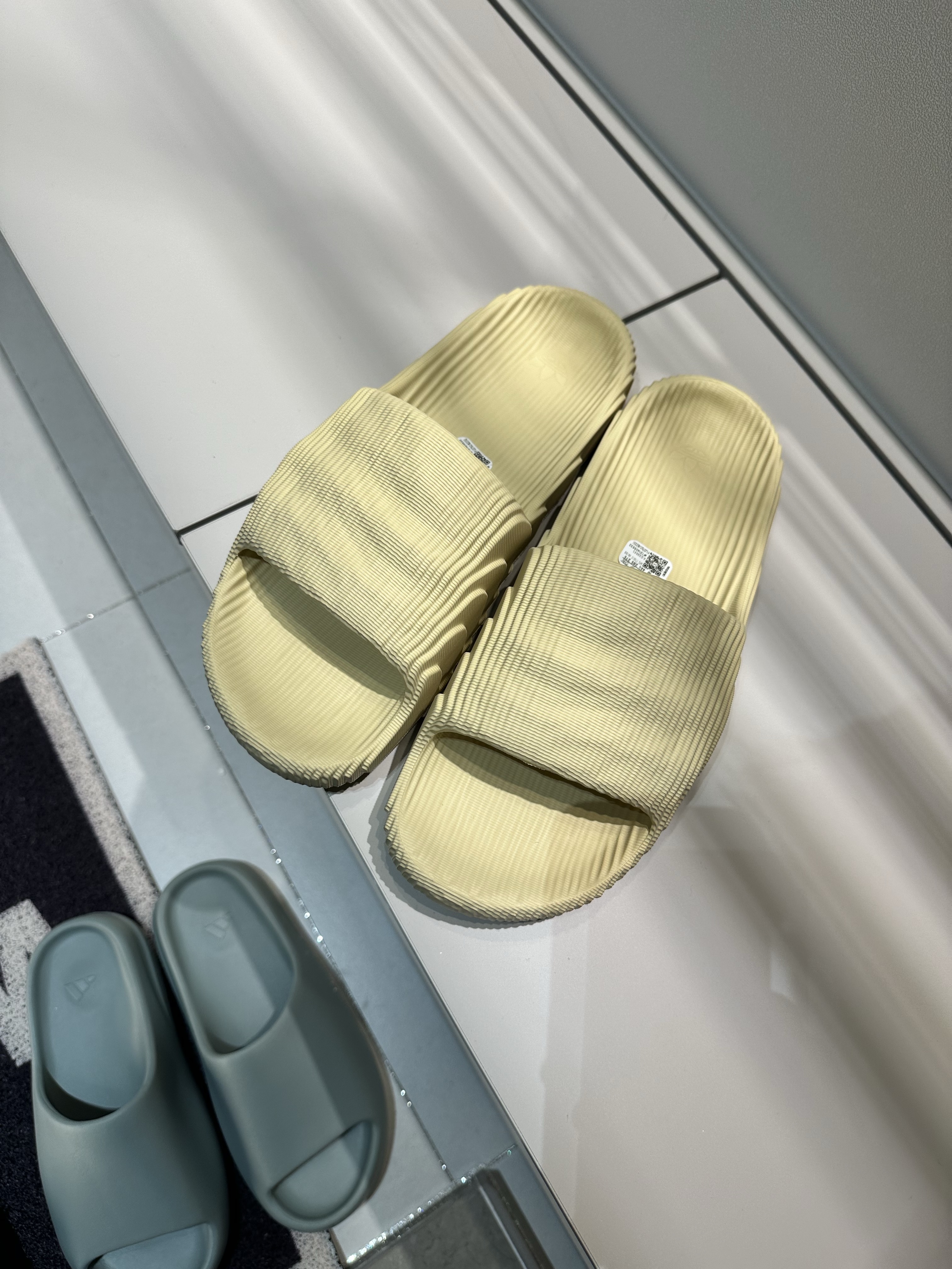 Adidas Adilette 22 Desert Sand 착용 스타일 - 1