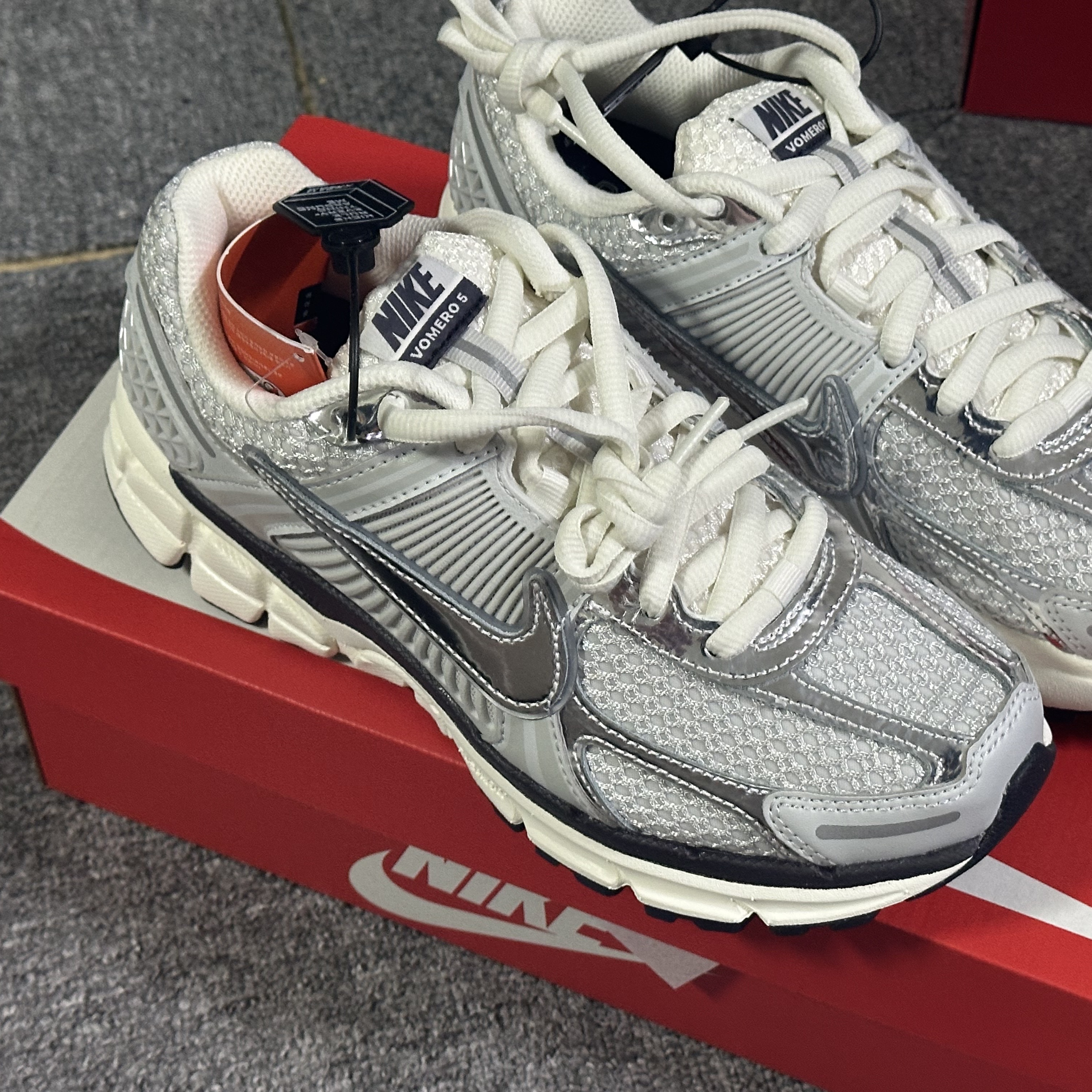 (W) Nike Zoom Vomero 5 Photon Dust and Metallic Silver 착용 스타일 - 2