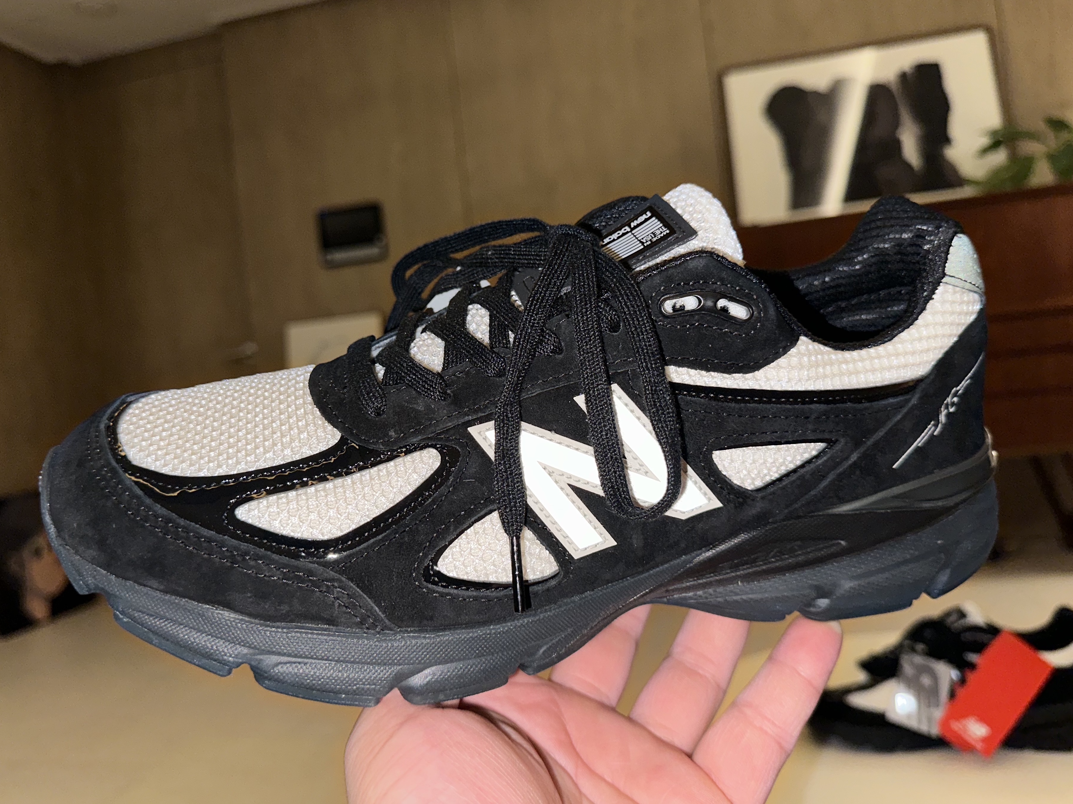 New Balance x Joe Freshgoods 990v4 Made in USA Black White 착용 스타일 - 4
