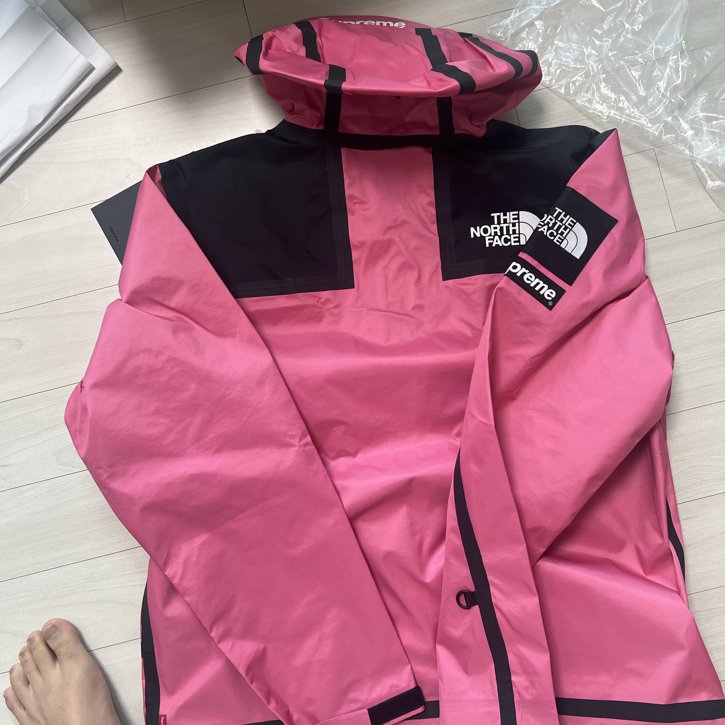 Supreme x The North Face Summit Series Outer Tape Seam Jacket Pink - 21SS 착용 스타일 - 2