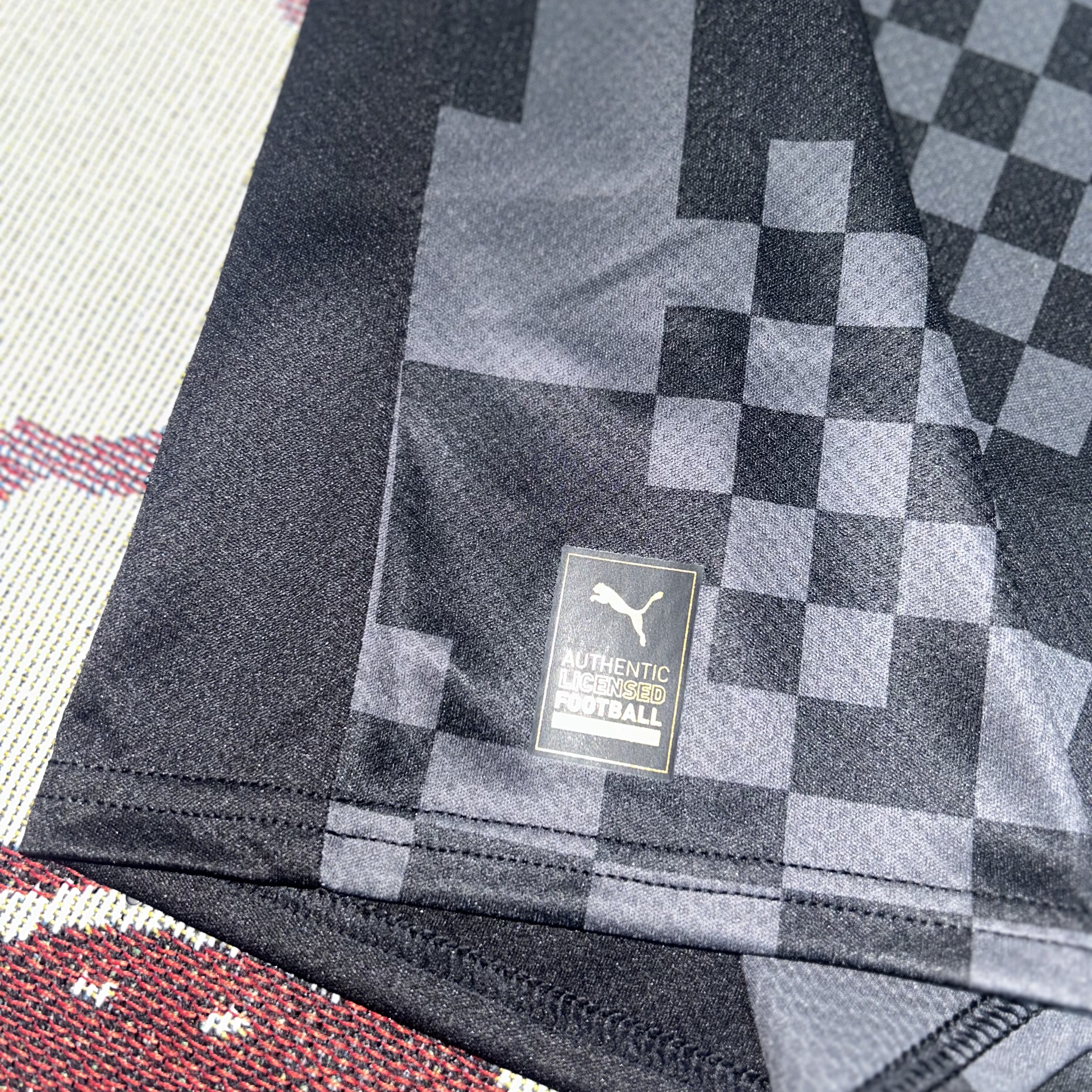 Puma Borussia Dortmund 2022/23 Away Jersey Replica Black (Non Marking Ver.) 착용 스타일 - 3
