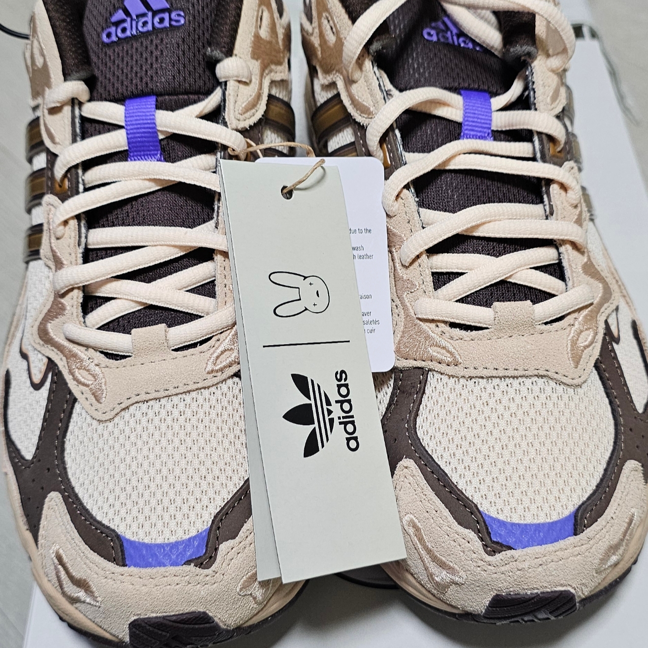 Adidas x Bad Bunny Response CL Ecru Tint 착용 스타일 - 2