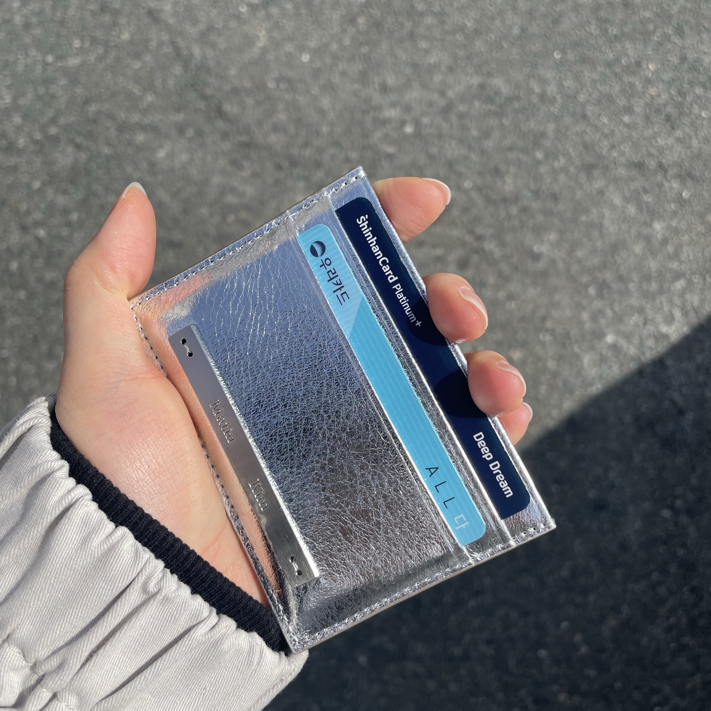 Matin Kim Vintage Card Wallet Silver 착용 스타일
