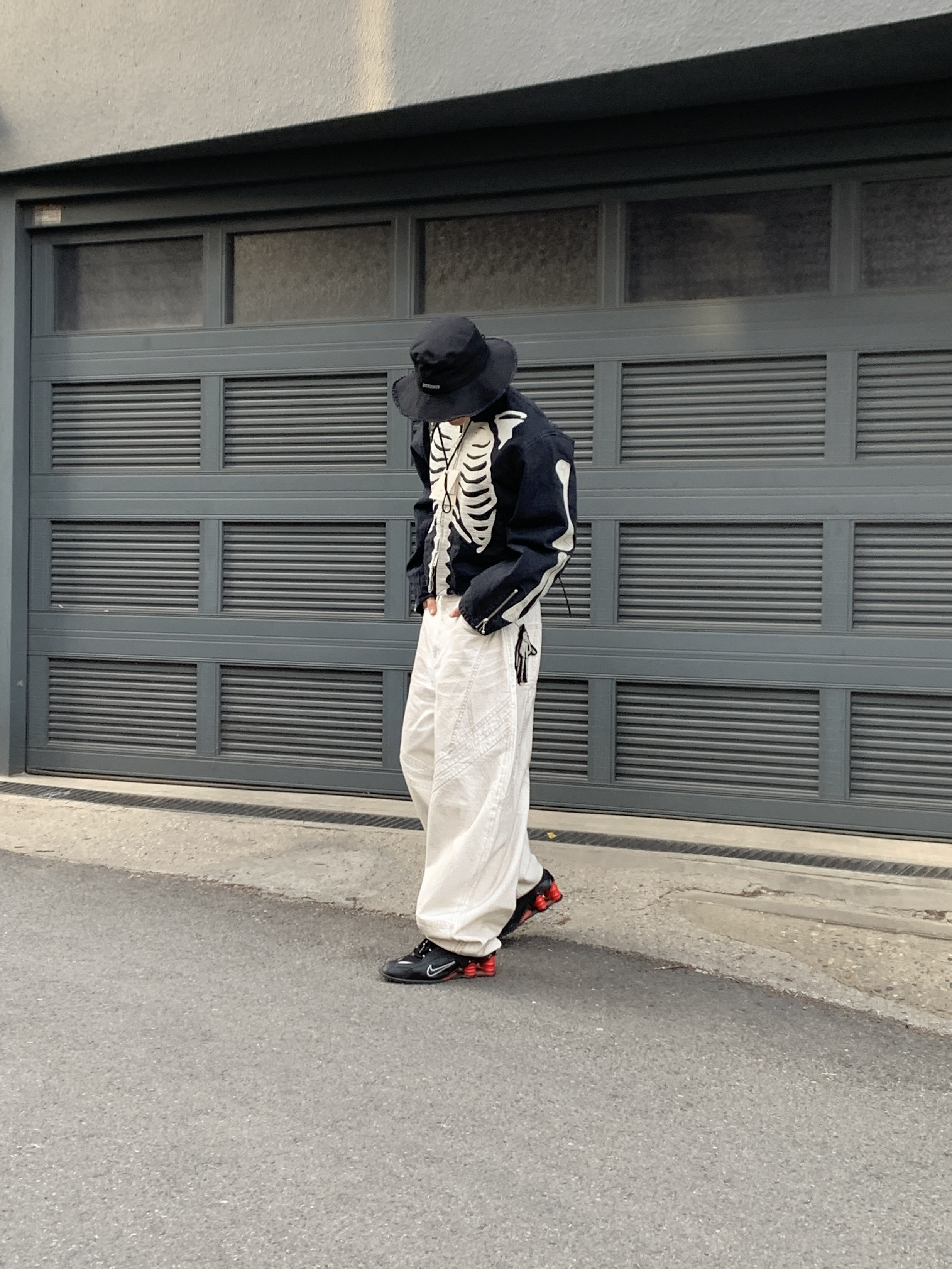 Jacquemus Le Bob Artichaut Bucket Hat Black, Kapital 14 oz. Black X Black Denim Motocross Bone Jacket Black 착용 스타일 - 2