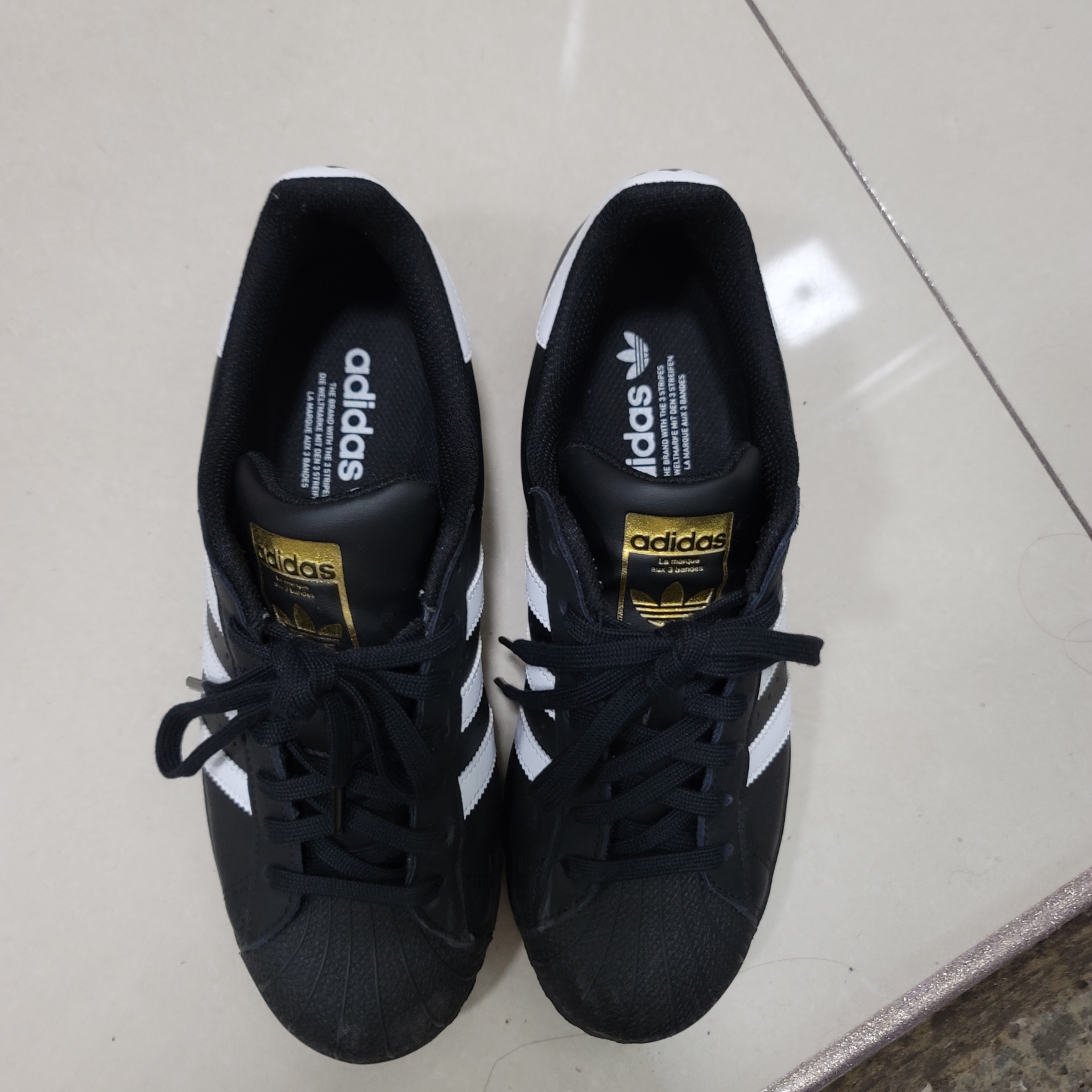 Adidas Superstar Core Black White 착용 스타일