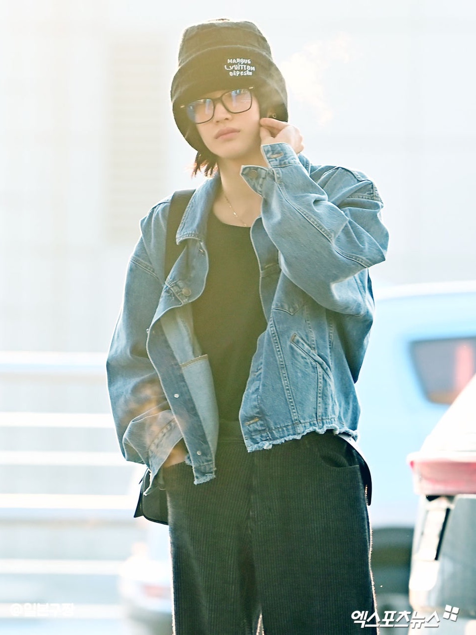 Jacquemus La Veste De Nimes Criollo Boxy Denim Jacket Light Blue Tabac, Louis Vuitton Pearls Beanie Black 착용 스타일 - 1