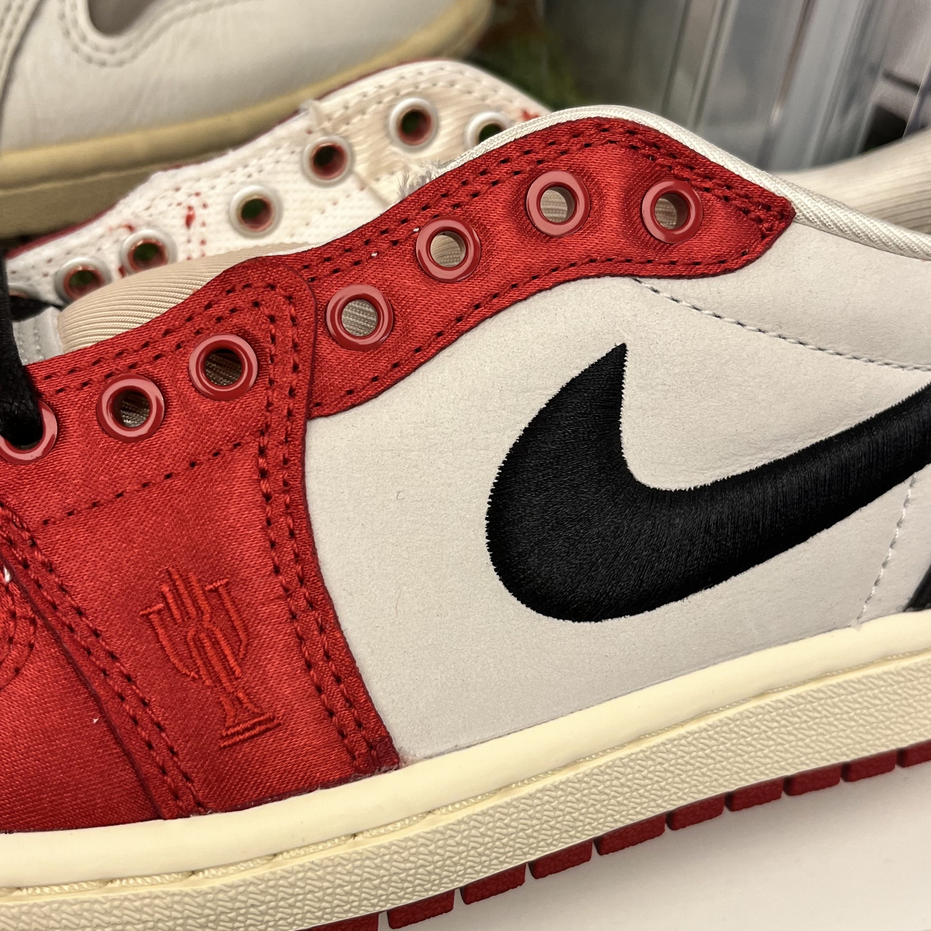 Jordan 1 x Trophy Room Retro Low OG SP Sail Varsity Red 착용 스타일 - 1