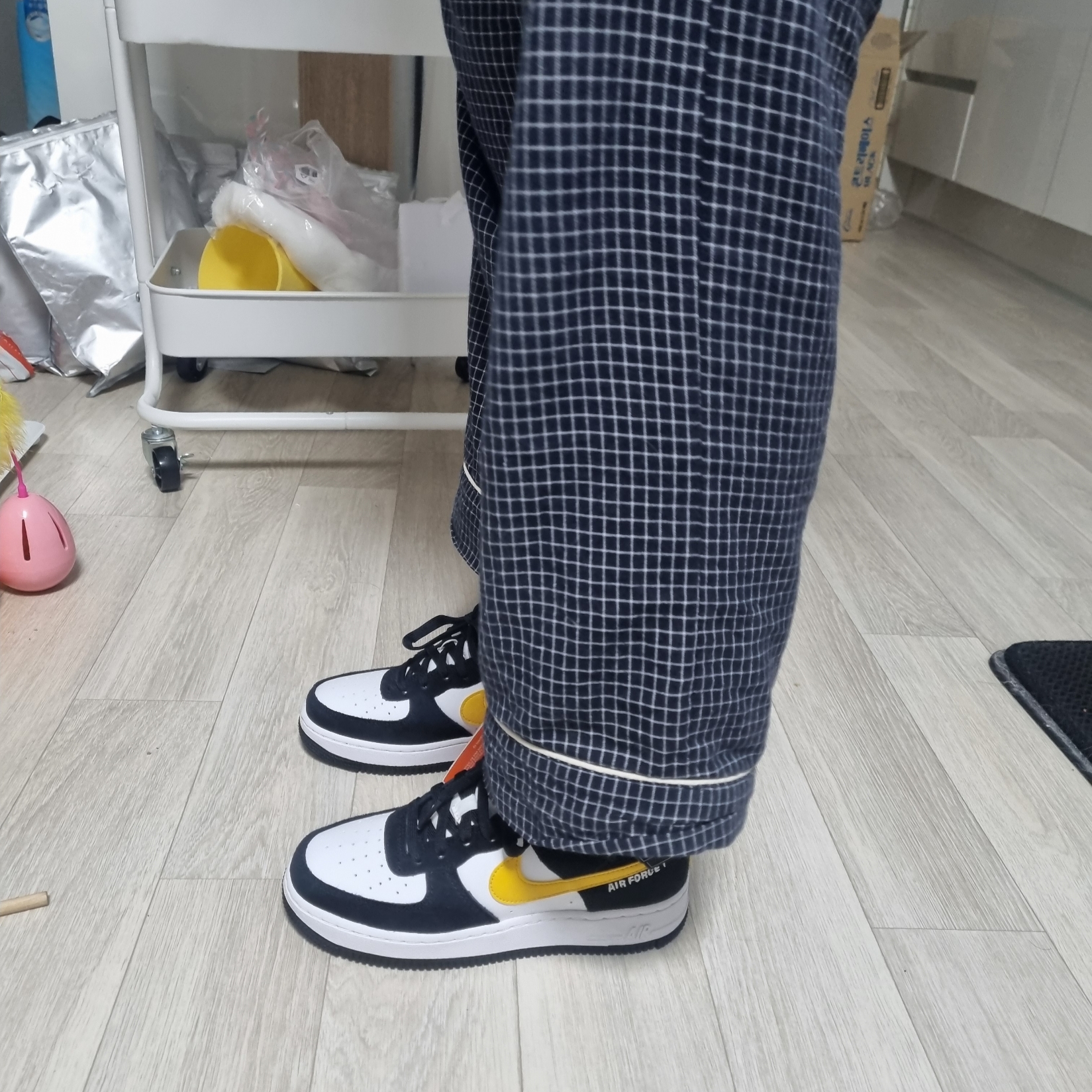 (GS) Nike Air Force 1 LV8 Athletic Club Black Dark Sulfur 착용 스타일