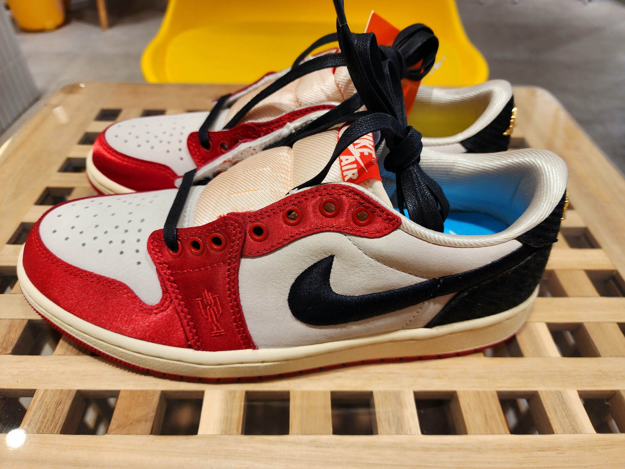 Jordan 1 x Trophy Room Retro Low OG SP Sail Varsity Red 착용 스타일 - 2