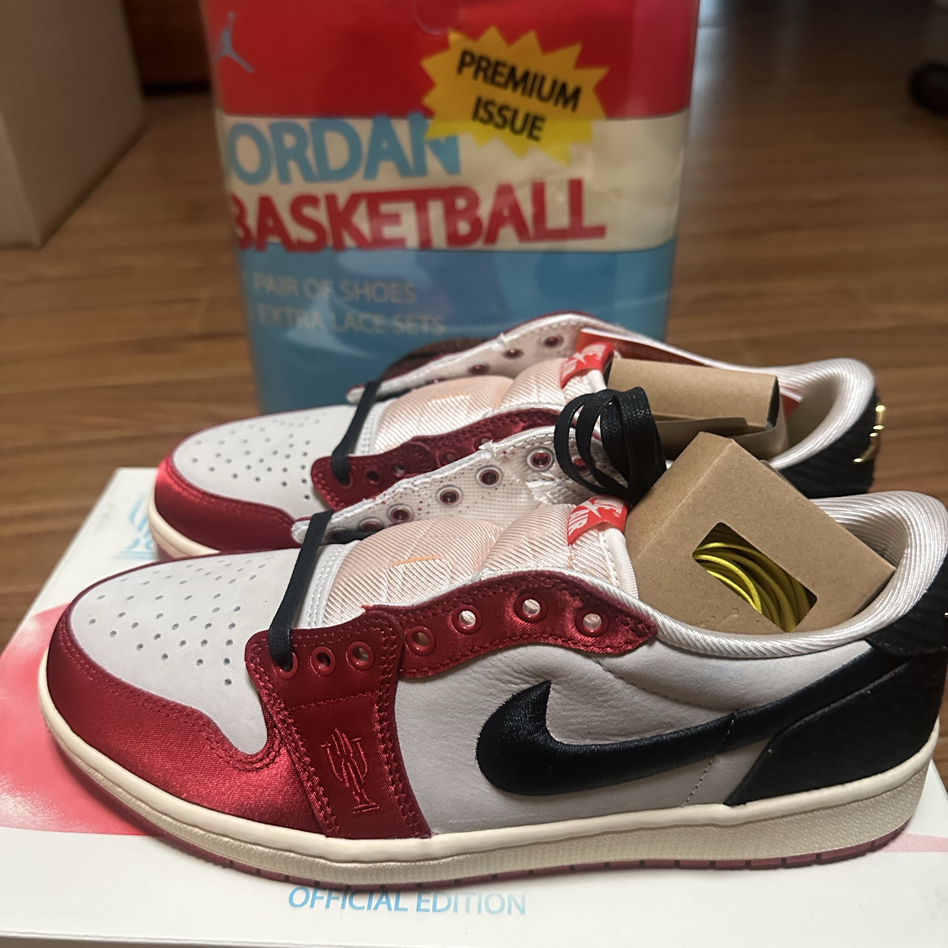 Jordan 1 x Trophy Room Retro Low OG SP Sail Varsity Red 착용 스타일 - 1
