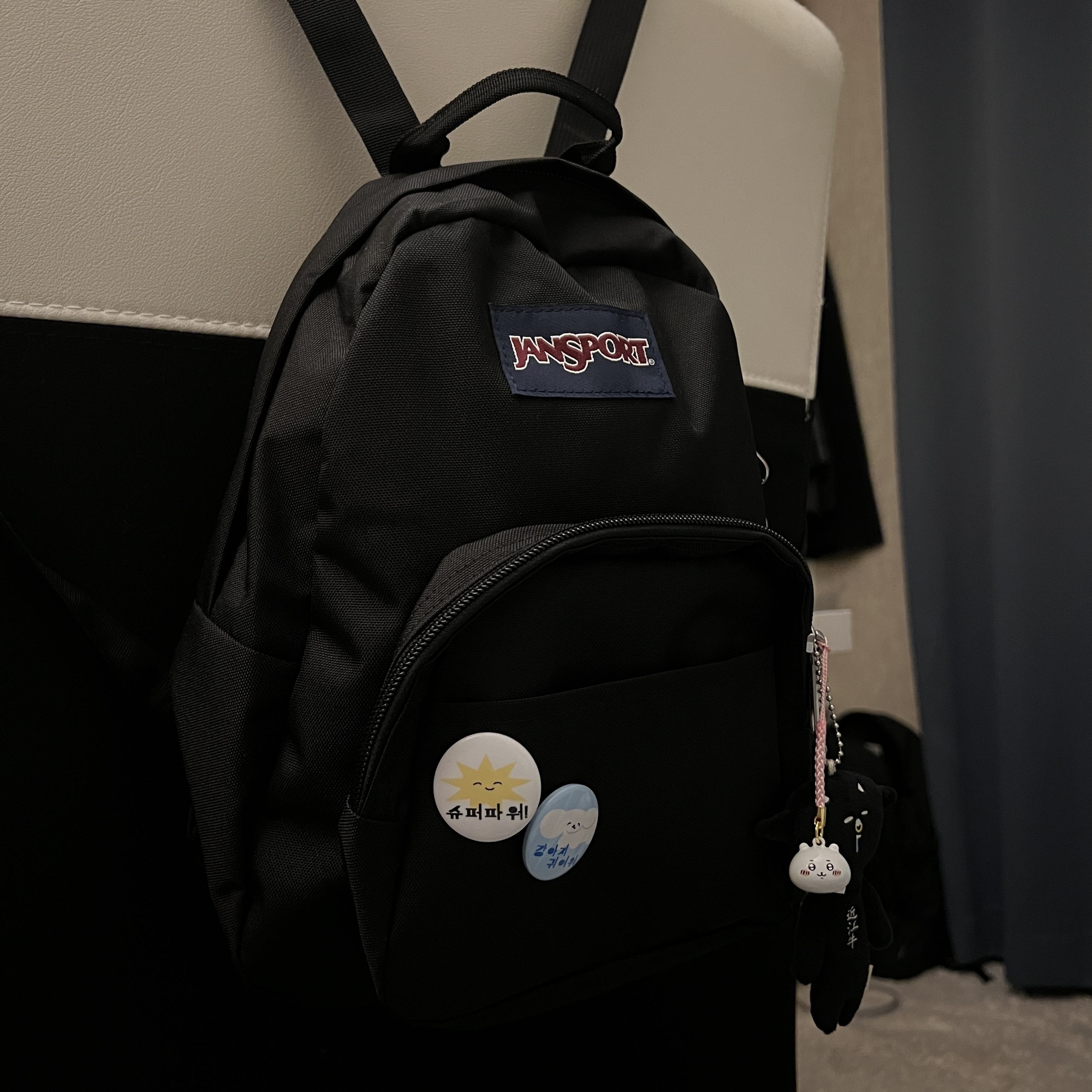 Jansport Half Pint Mini Backpack Black 착용 스타일
