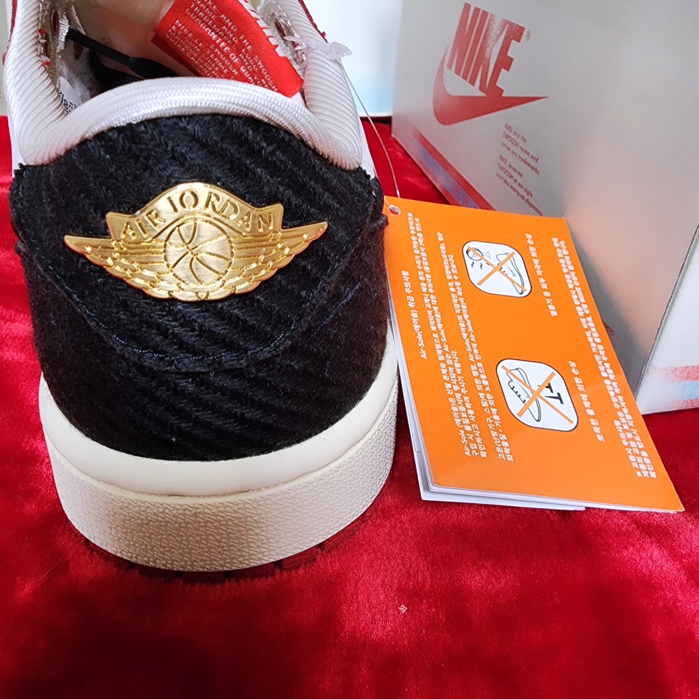 Jordan 1 x Trophy Room Retro Low OG SP Sail Varsity Red 착용 스타일 - 5