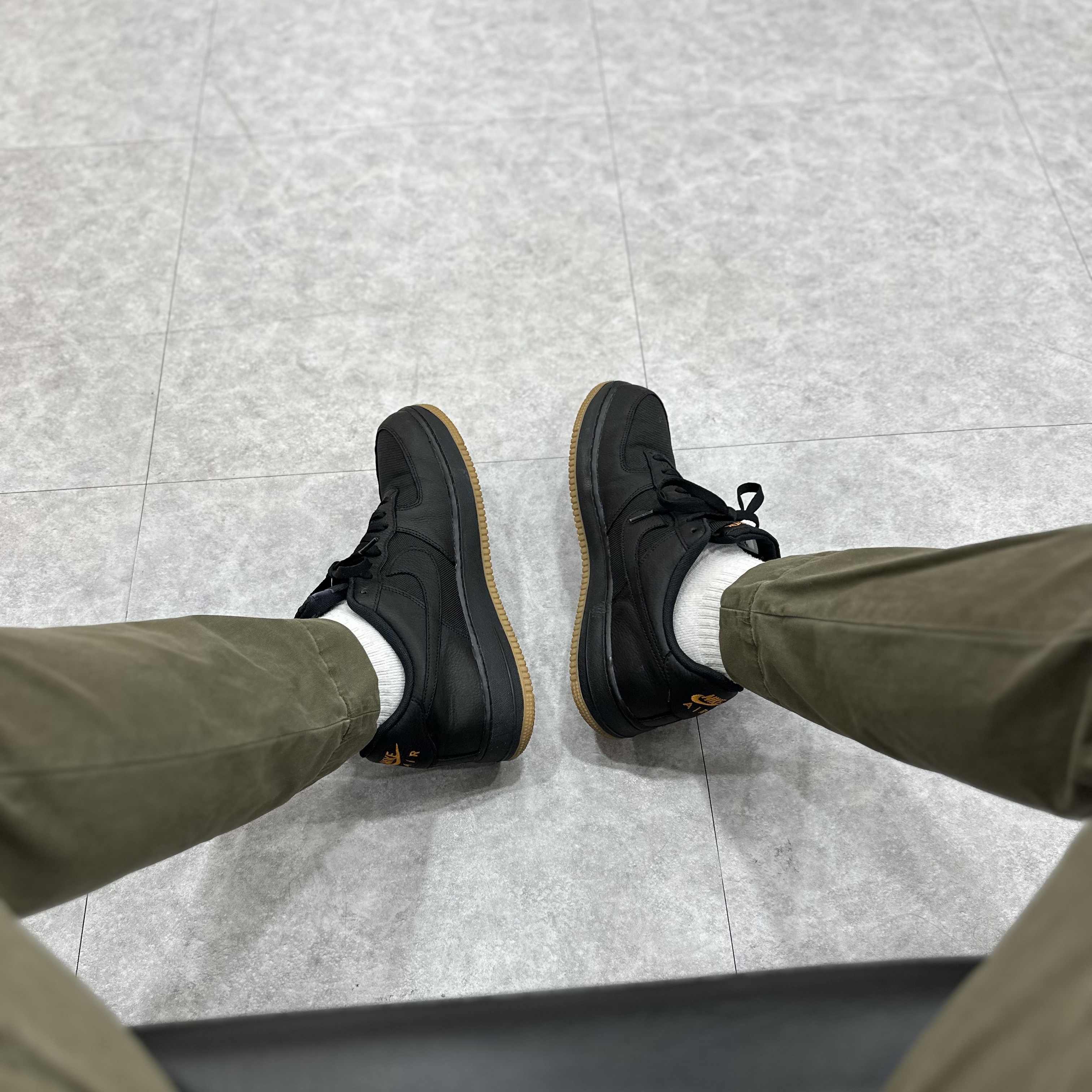 Nike Air Force 1 Low Gore-Tex Black Light Carbon 착용 스타일 - 2