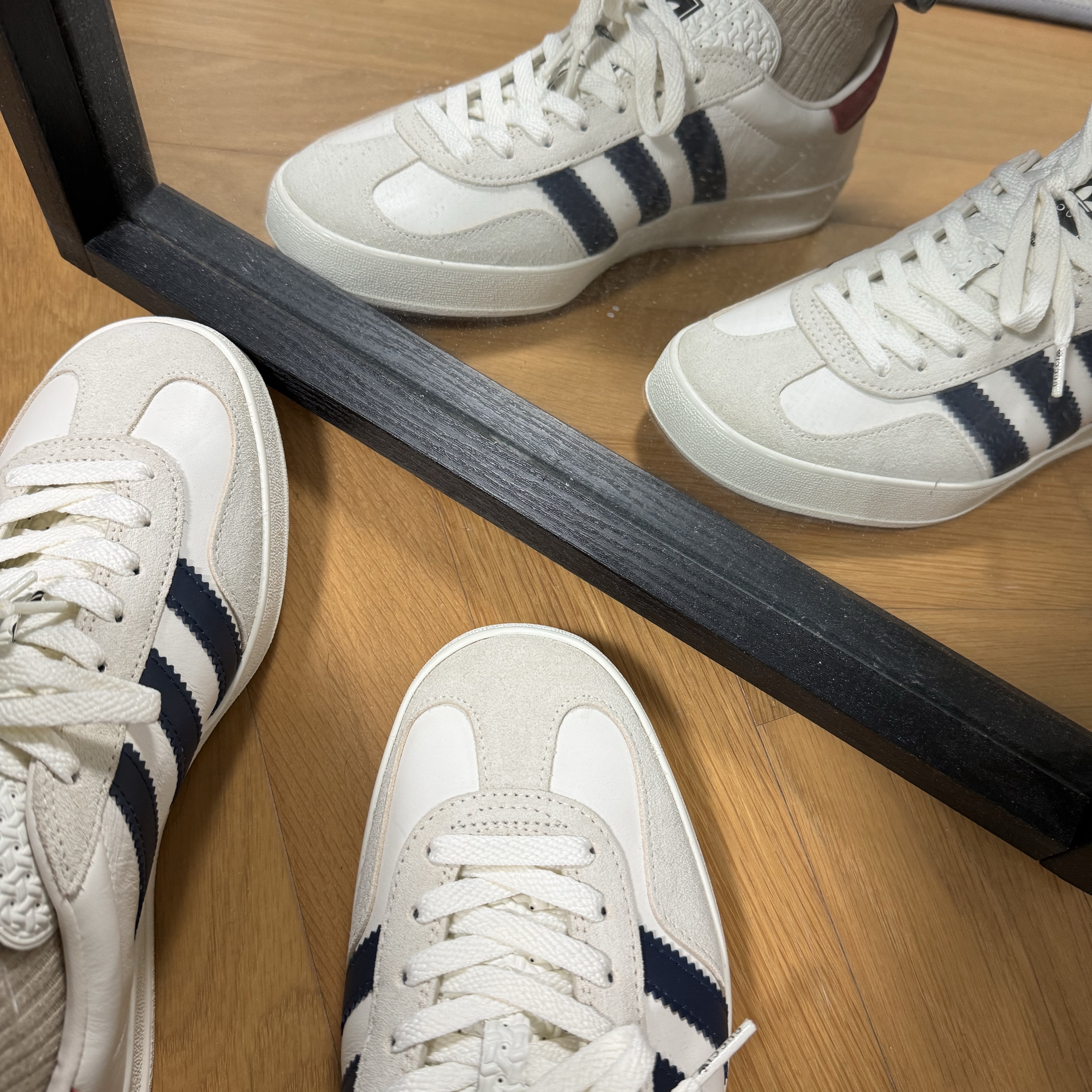Gucci x Adidas Gazelle Sneakers White 착용 스타일 - 2