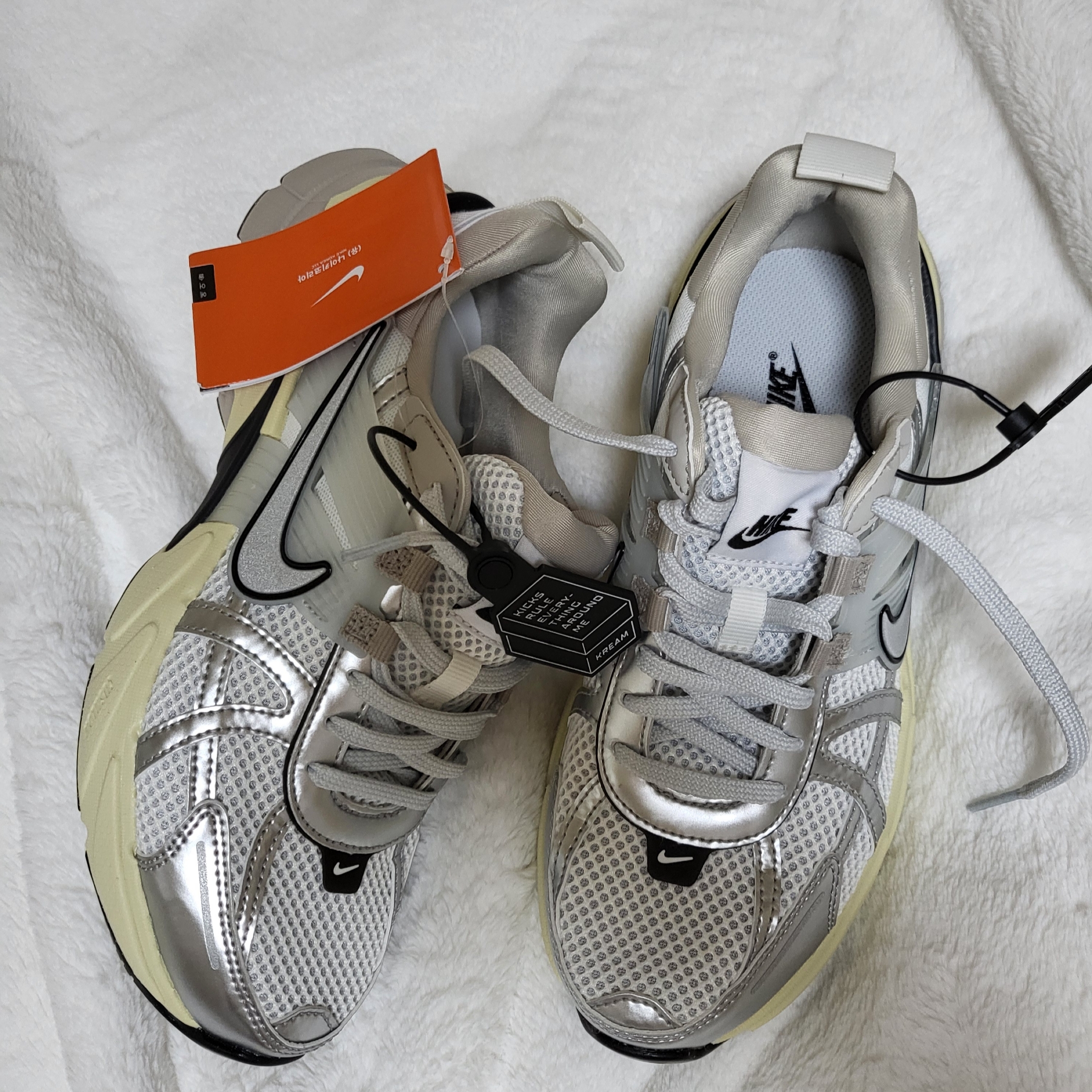 Nike V2K Run Summit White Metallic Silver 착용 스타일 - 1