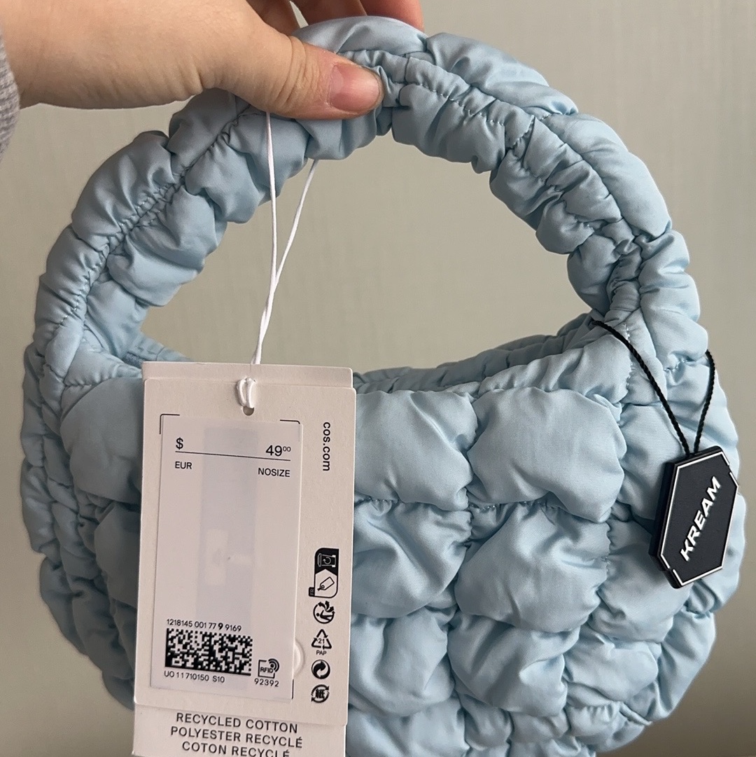 COS Quilted Micro Bag Light Blue 착용 스타일
