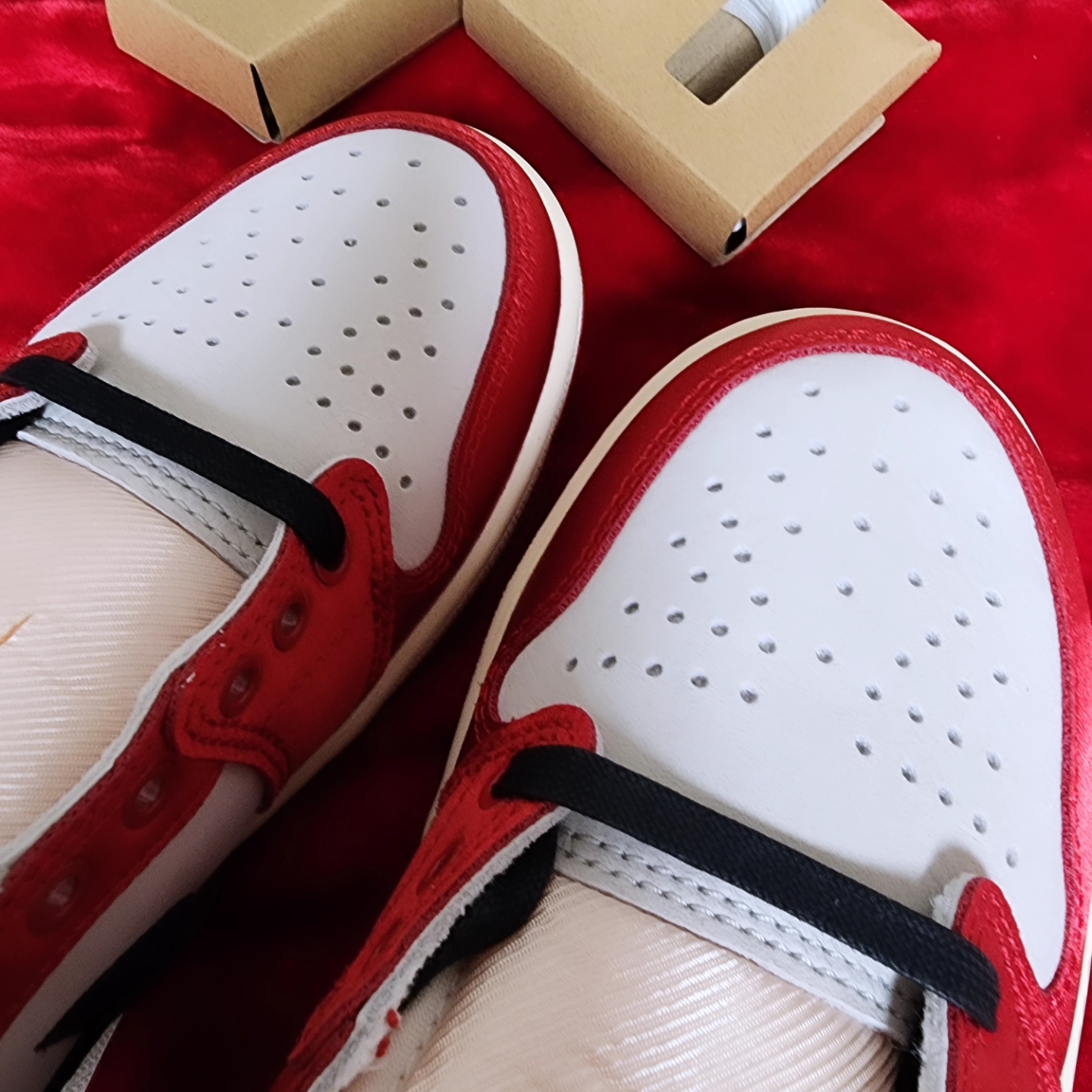 Jordan 1 x Trophy Room Retro Low OG SP Sail Varsity Red 착용 스타일 - 7