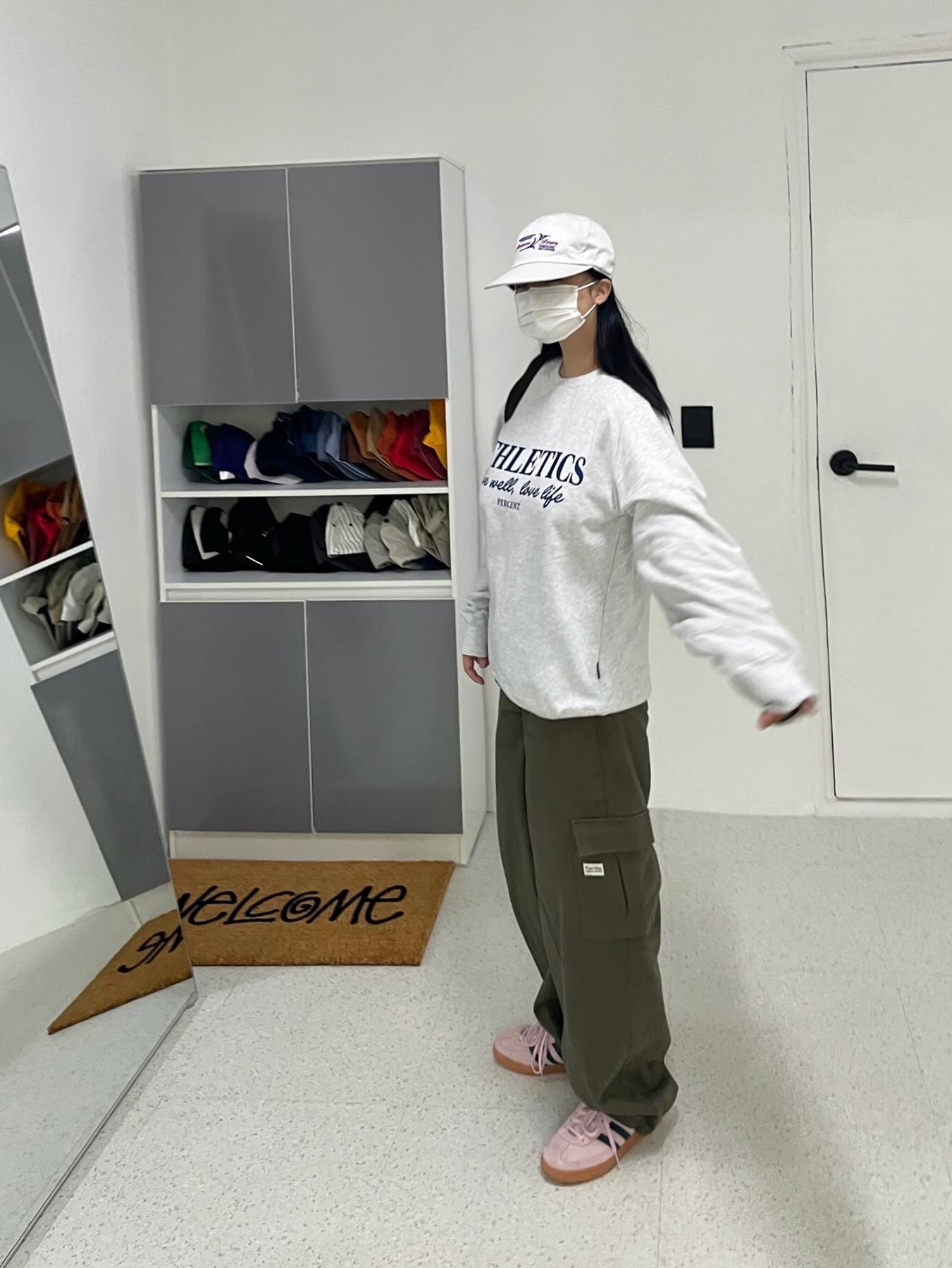 Stussy Welcome Mat Cocoa, (W) Adidas Spezial Handball Clear Pink 착용 스타일 - 1