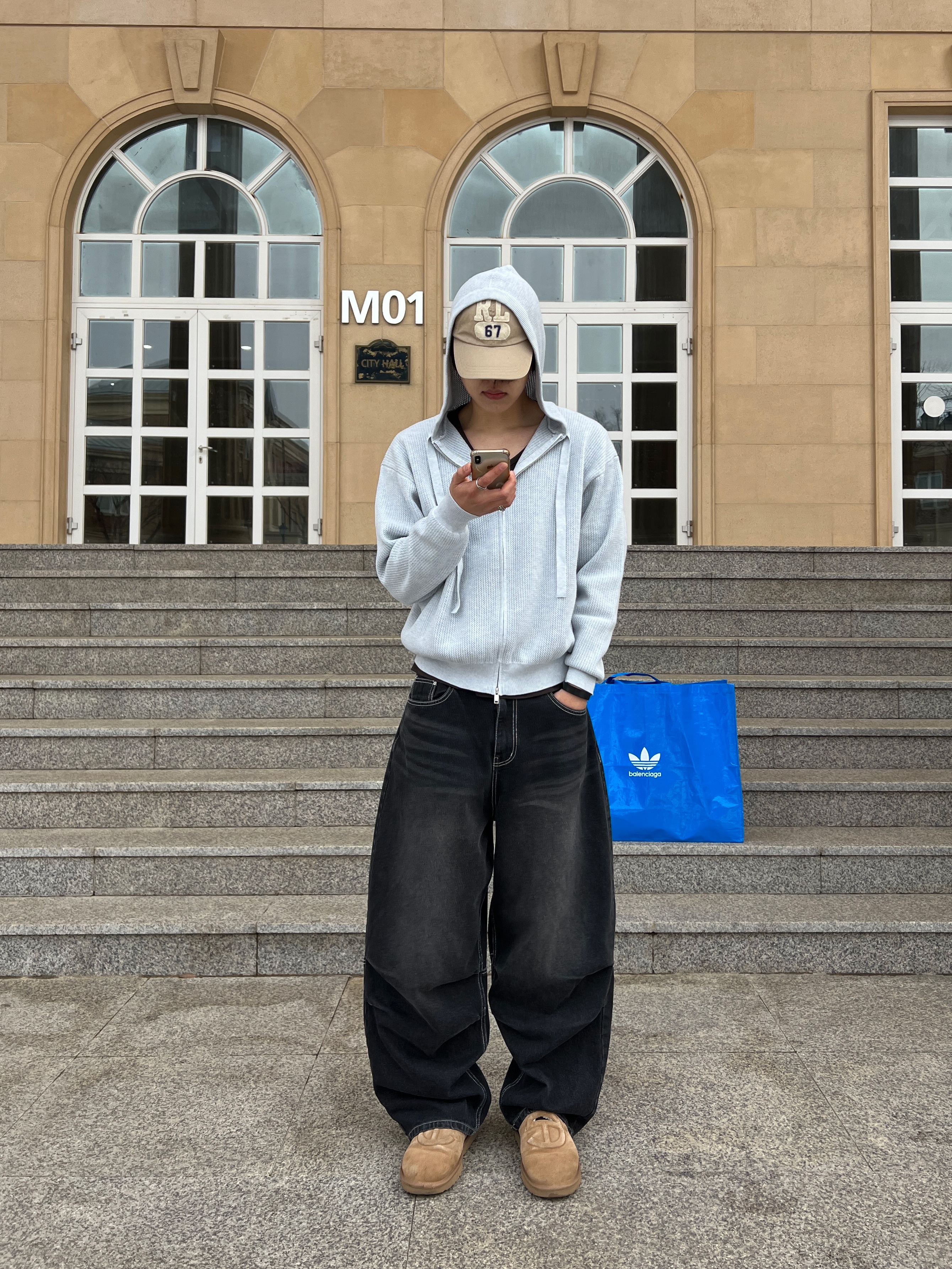 UGG x Telfar Slip On Chestnut 착용 스타일 - 4