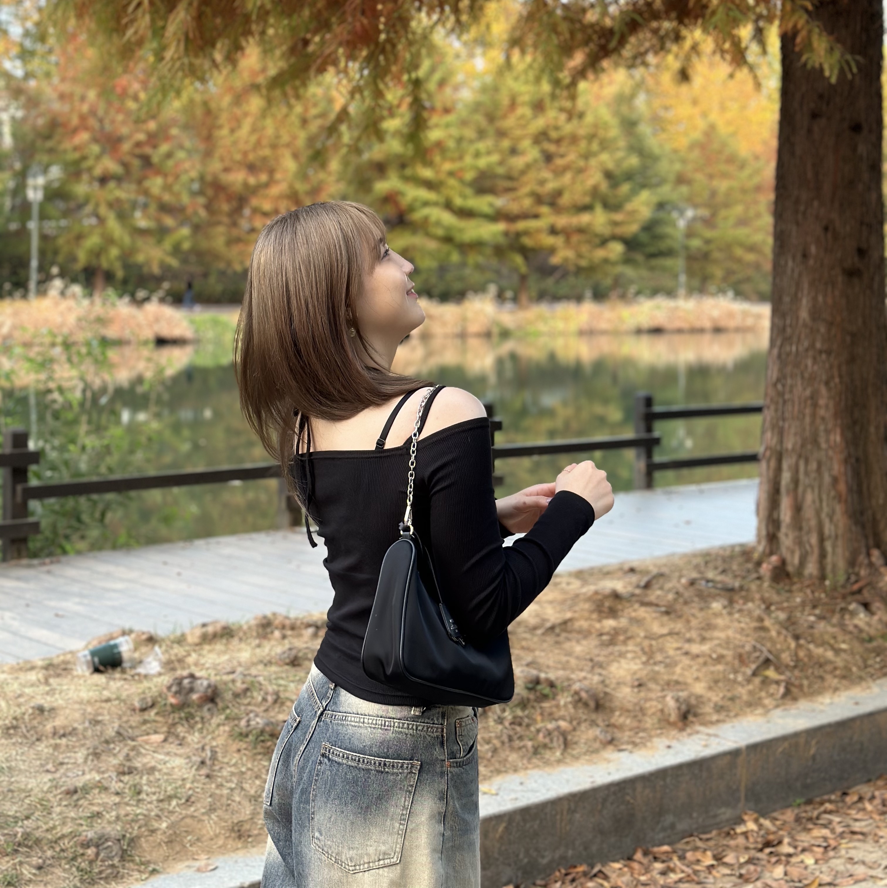 Prada Re-Edition 2005 Re-Nylon Shoulder Bag Black 착용 스타일 - 4