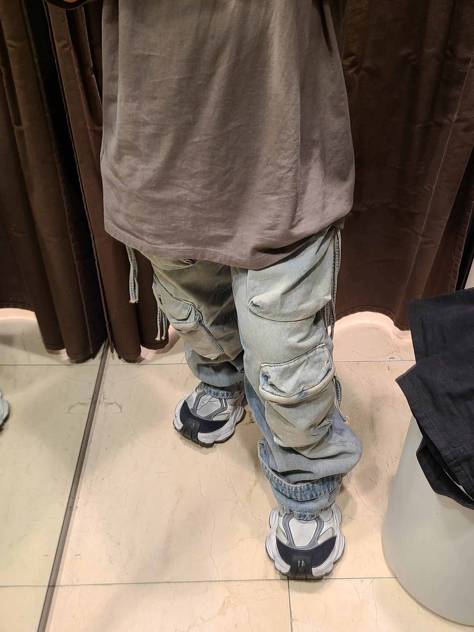 Balenciaga Cargo Sneakers White Grey, Undermycar Mu.05 Anti Fxxking Logo Play Oversized T-Shirts Olive 착용 스타일