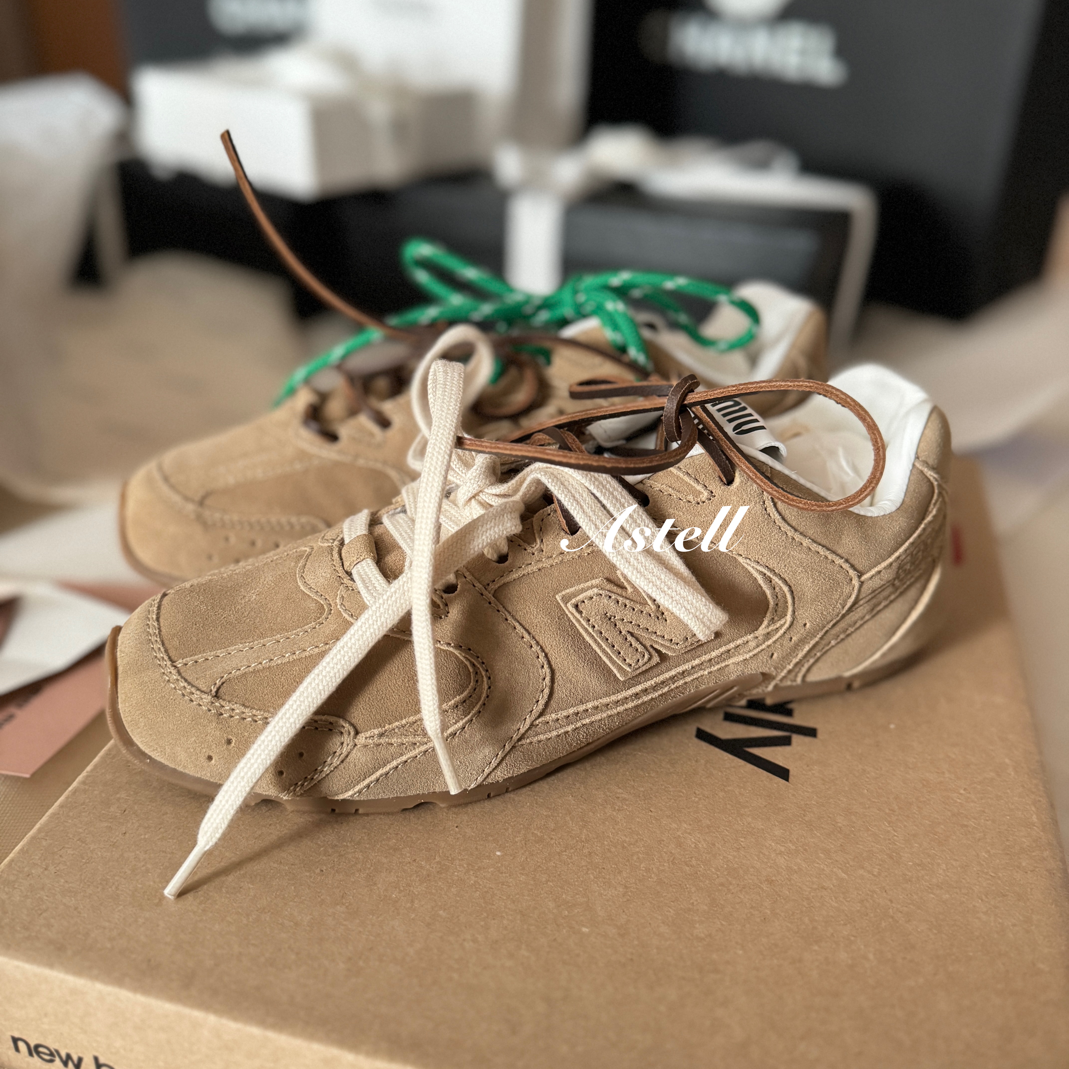 (W) New Balance x Miu Miu 530 Suede Mesh Sneakers Ecru 착용 스타일 - 5