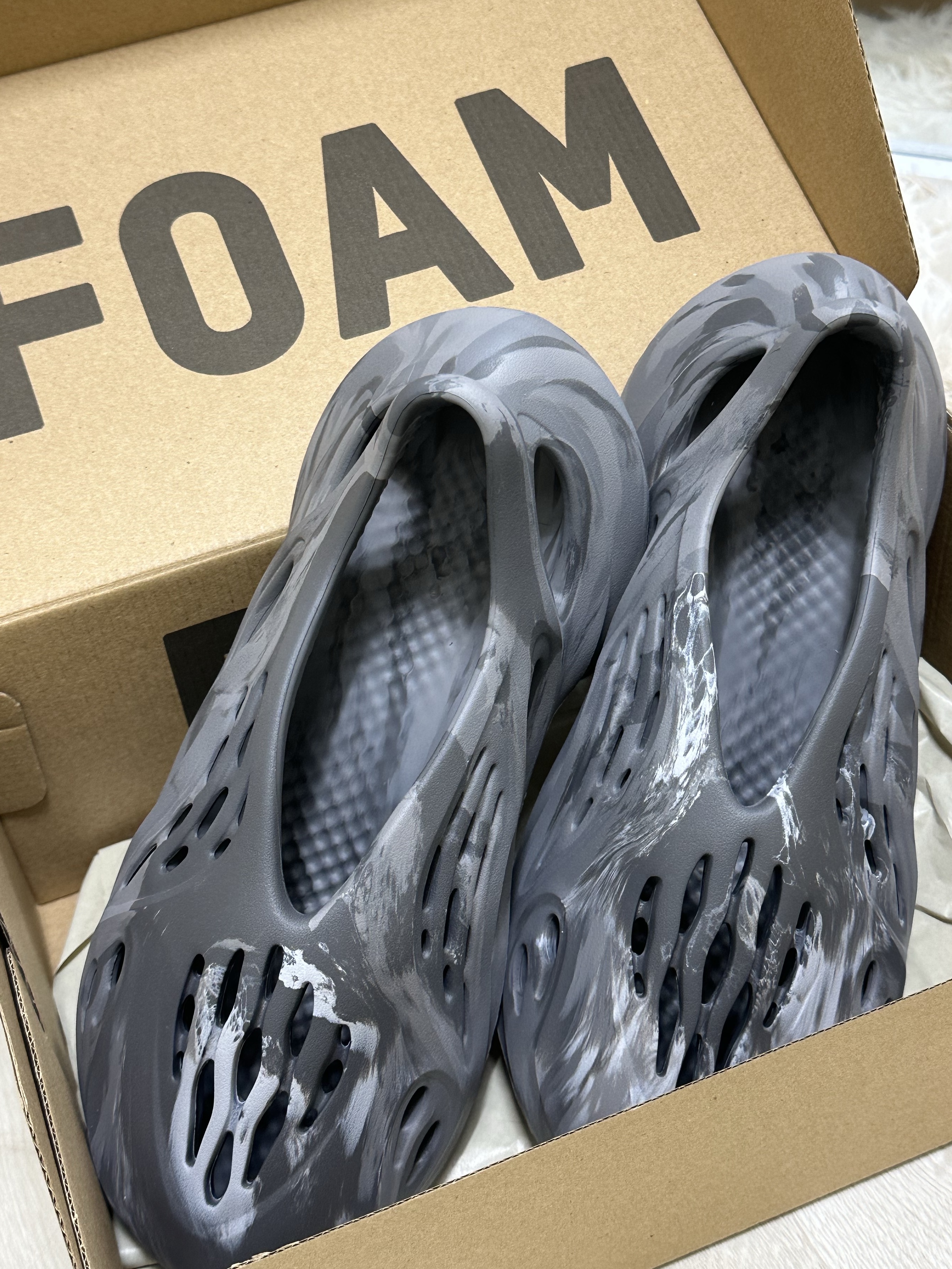 Adidas Yeezy Foam RNNR MX Granite 착용 스타일 - 4