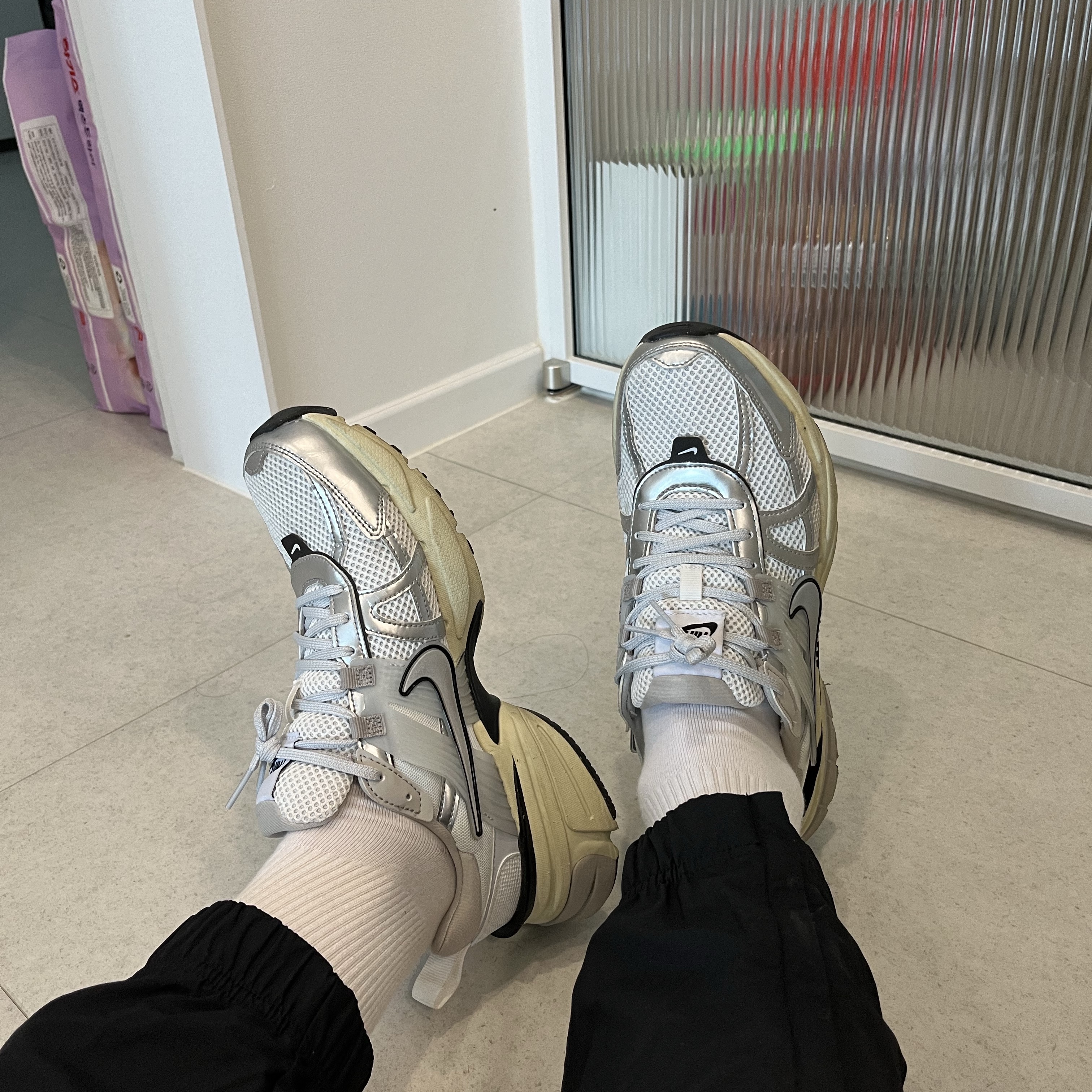 Nike V2K Run Summit White Metallic Silver 착용 스타일