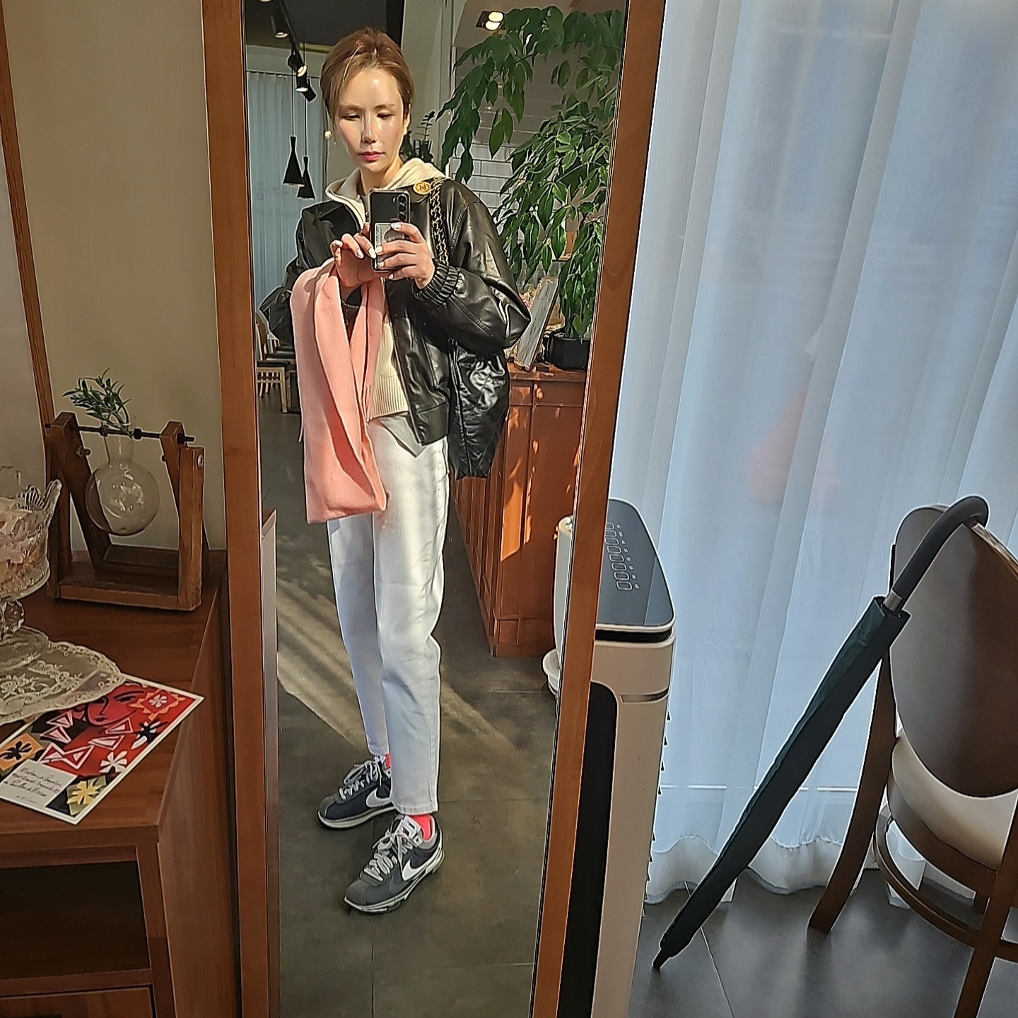Nike x Sacai Zoom Cortez SP Iron Grey, Chanel 22 Small Handbag Shiny Calfskin & Gold Black 착용 스타일 - 1