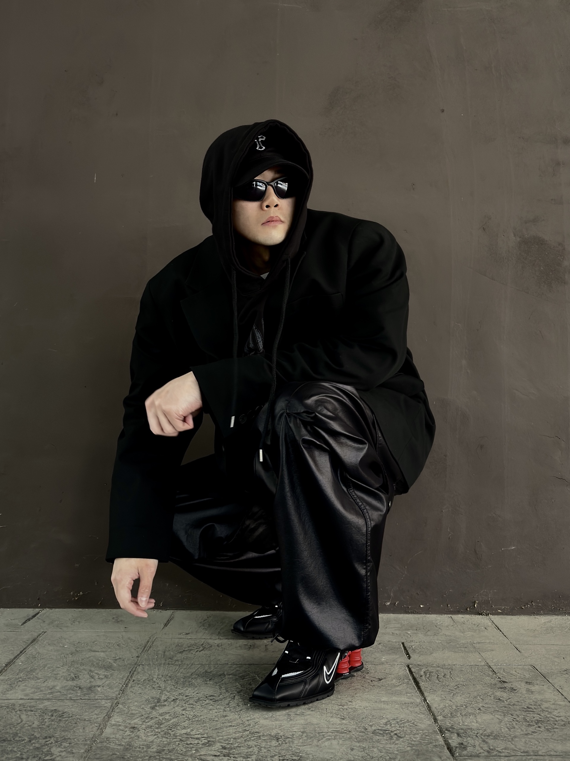Nike x Martine Rose Shox MR4 Black 착용 스타일 - 4