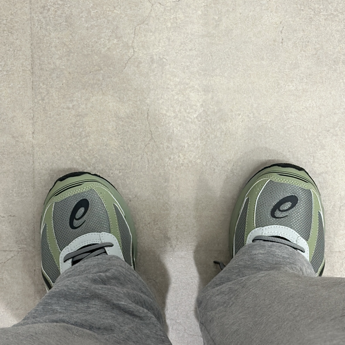 Asics Jog 100 S Sheet Rock - 2E Wide 착용 스타일