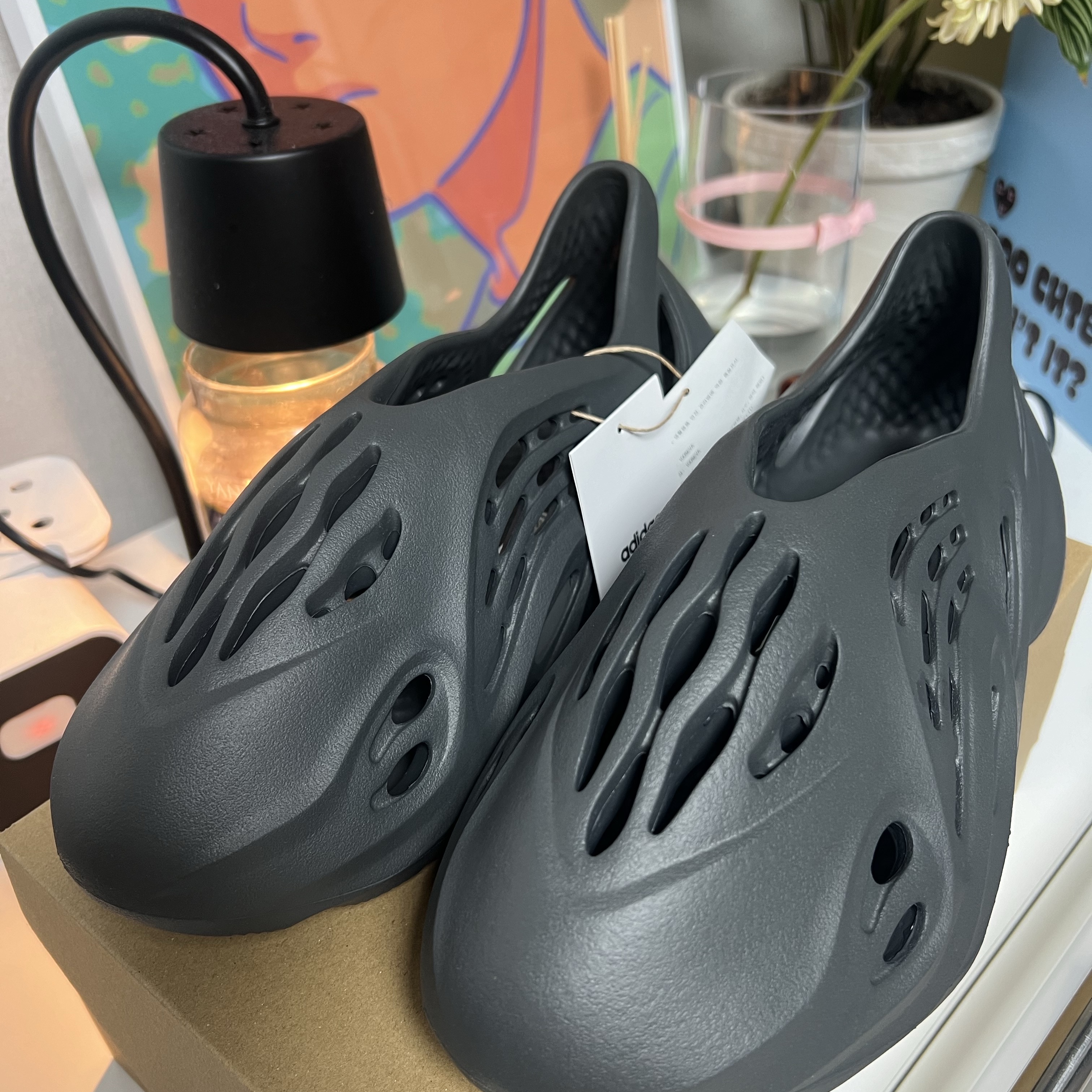 Adidas Yeezy Foam RNNR Carbon 착용 스타일 - 1