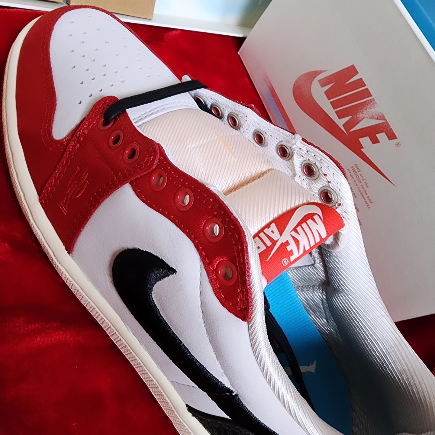 Jordan 1 x Trophy Room Retro Low OG SP Sail Varsity Red 착용 스타일 - 3