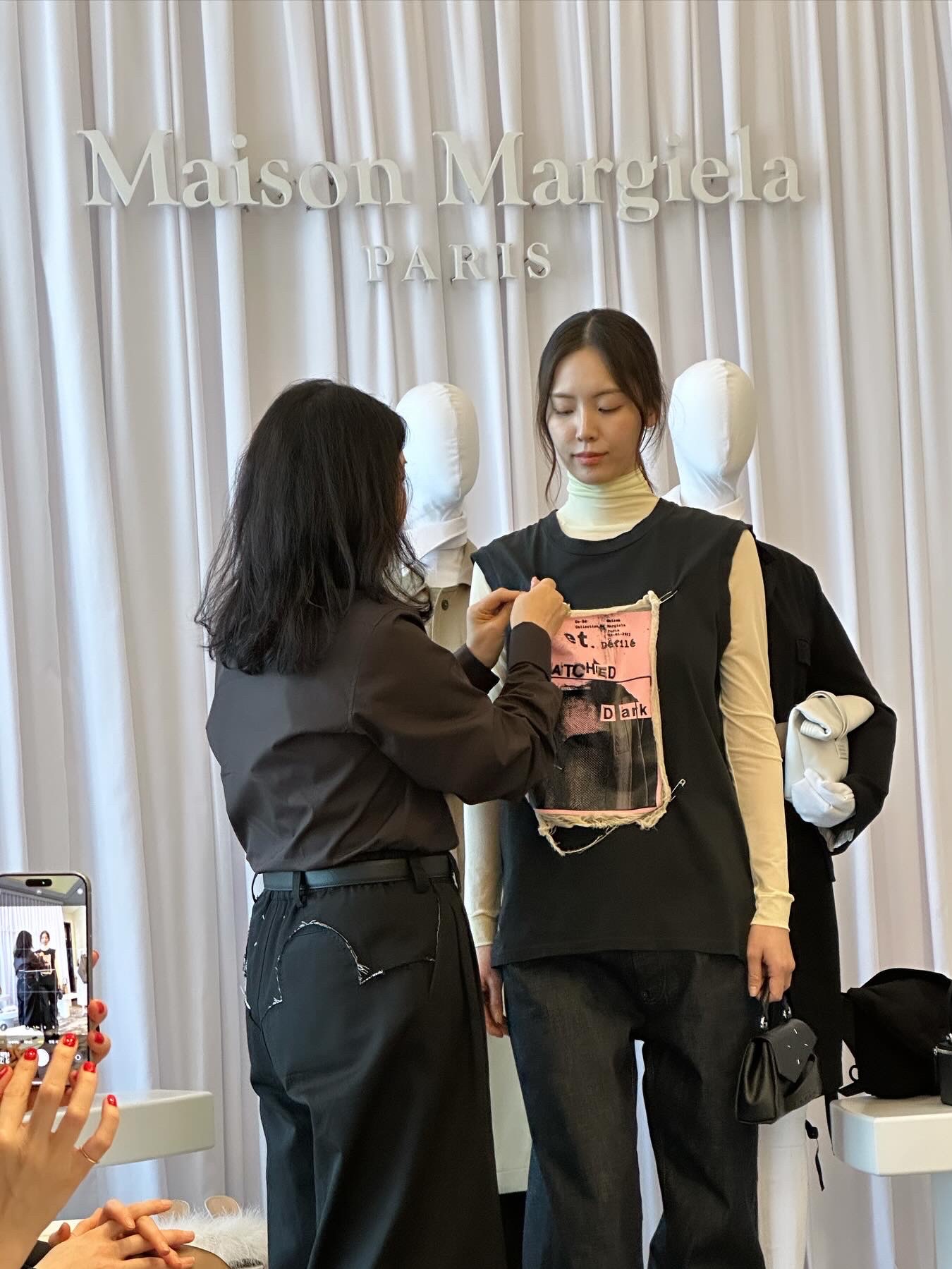 (W) MM6 Maison Margiela Logo T-Shirt White, Maison Margiela 5AC Mini Bag Light Grey 착용 스타일 - 4