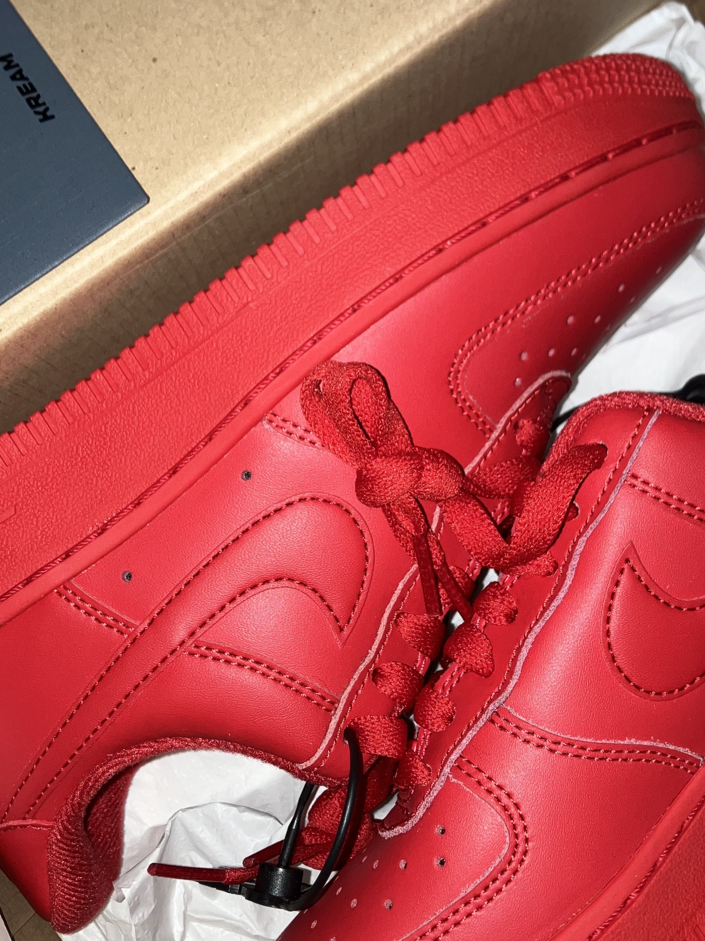 Nike Air Force 1 '07 LV8 Low 1 Triple Red 착용 스타일 - 3