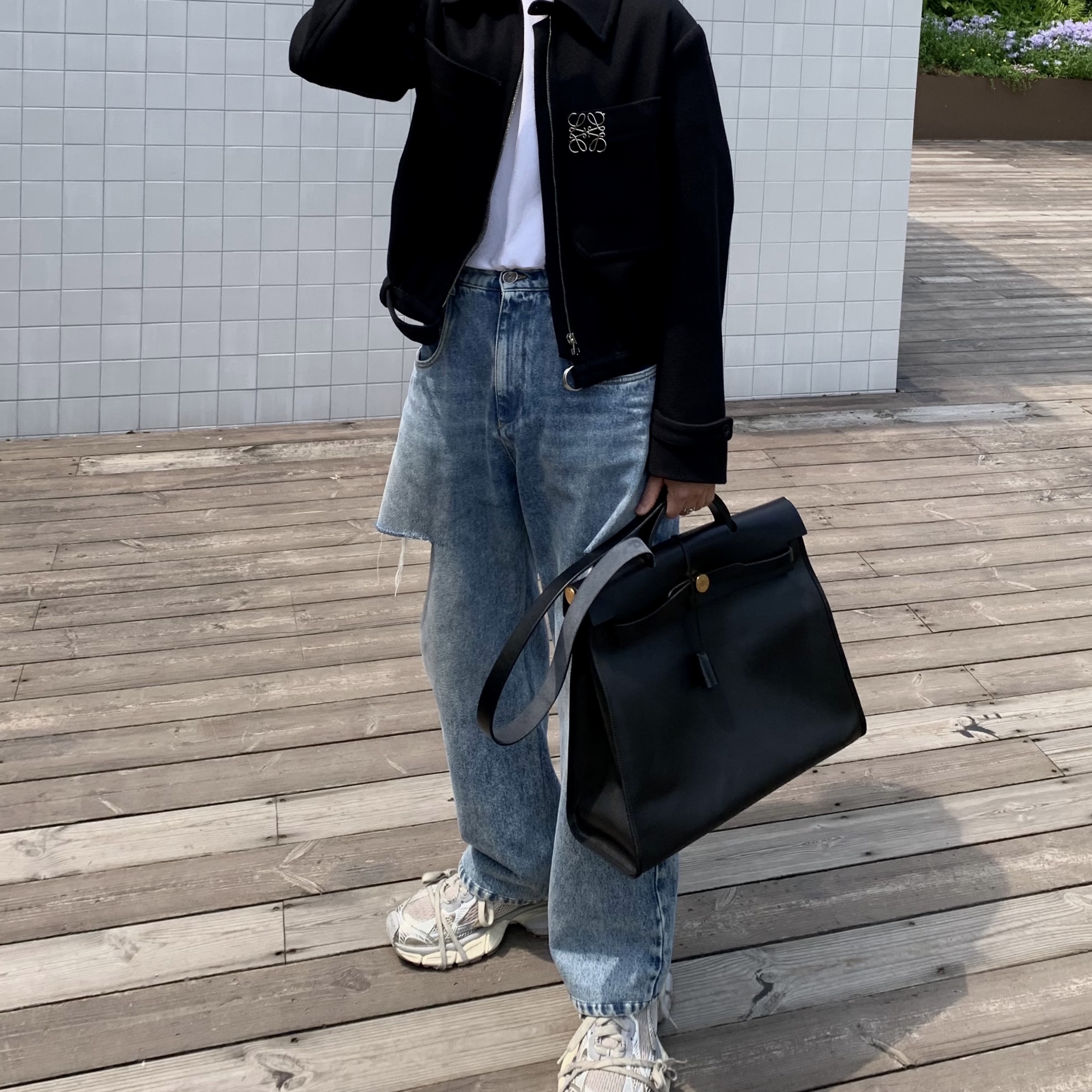 Balenciaga 3XL Sneakers Light Beige, Loewe Anagram Brooch Metal Palladium 착용 스타일