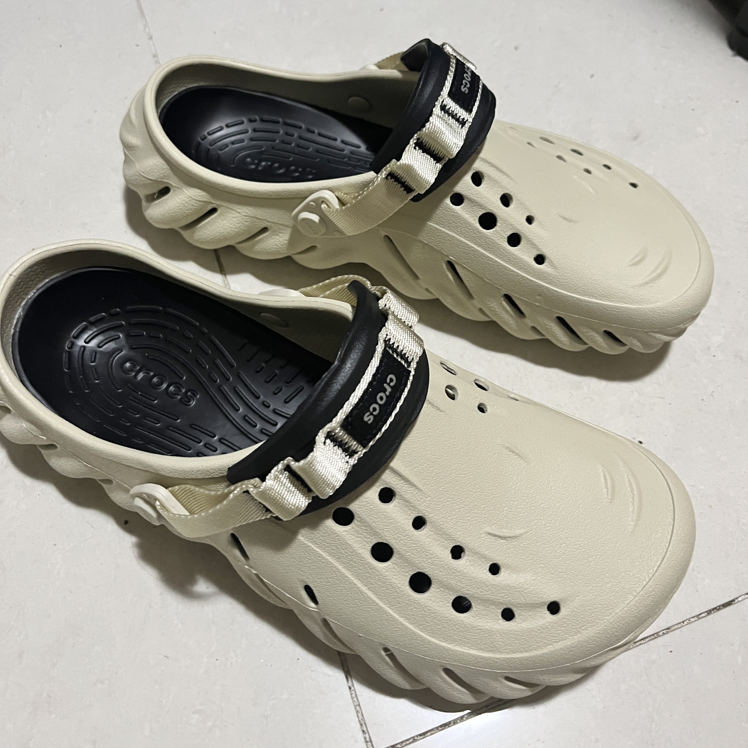 Crocs Echo Clog Bone Black 착용 스타일