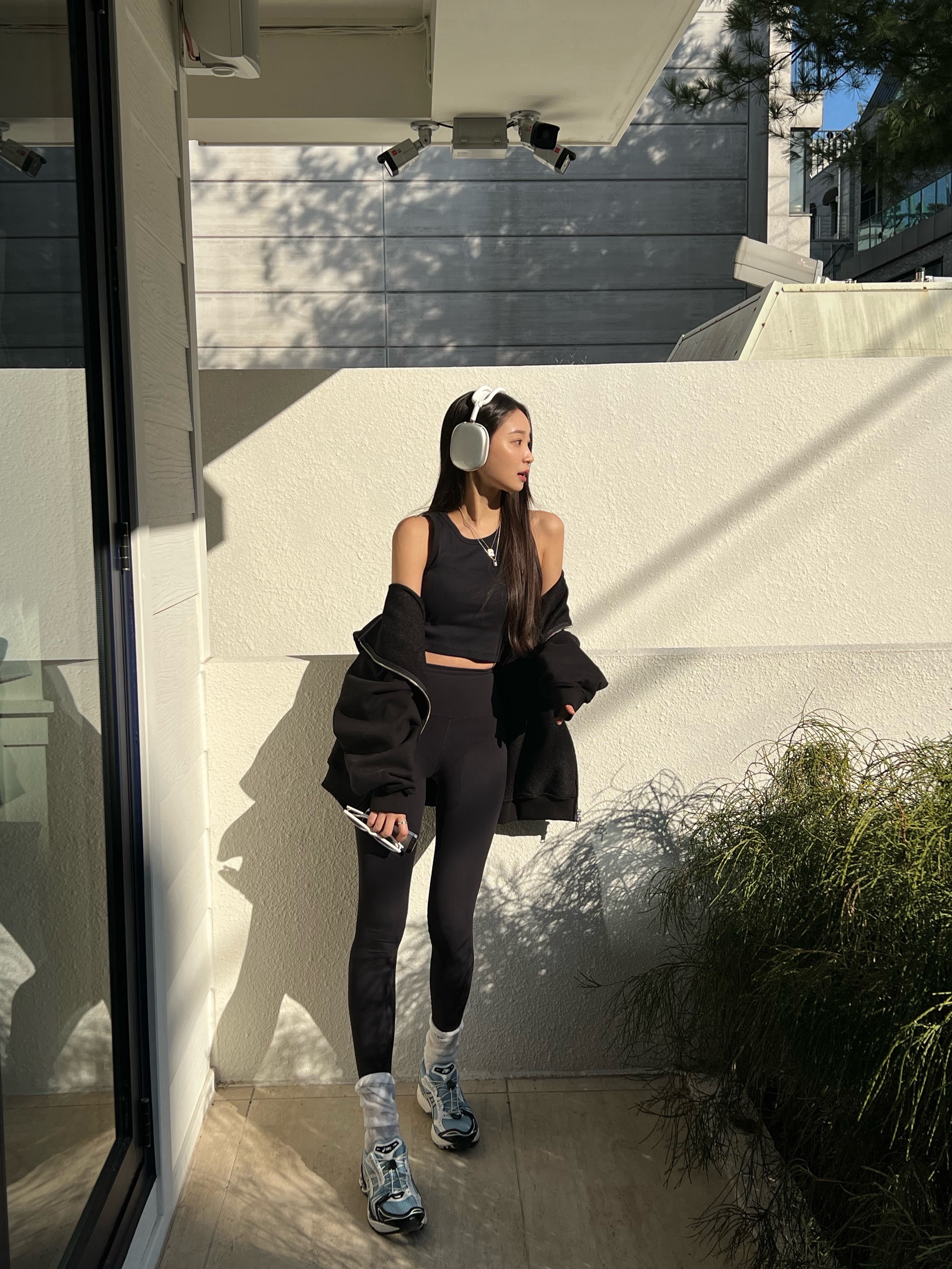 Asics Unlimited Gel-Kayano 14 Mist Cream, Apple AirPods Max Lightning Silver (Korean Ver.) 착용 스타일