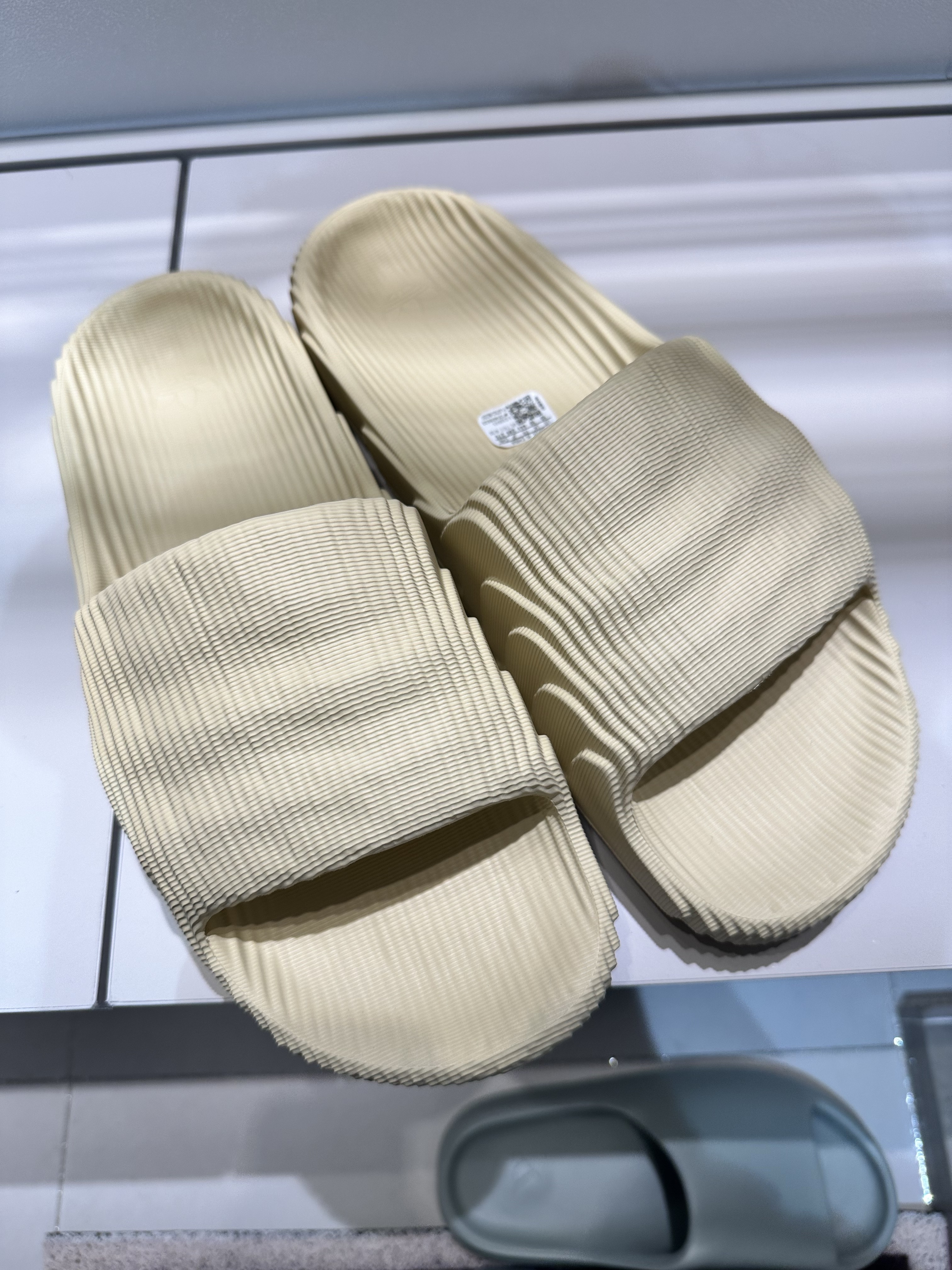 Adidas Adilette 22 Desert Sand 착용 스타일 - 3