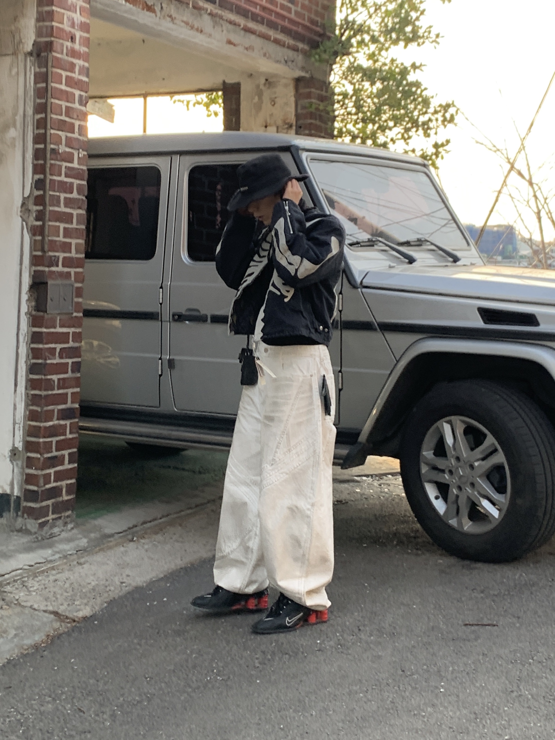 Jacquemus Le Bob Artichaut Bucket Hat Black, Kapital 14 oz. Black X Black Denim Motocross Bone Jacket Black 착용 스타일 - 6