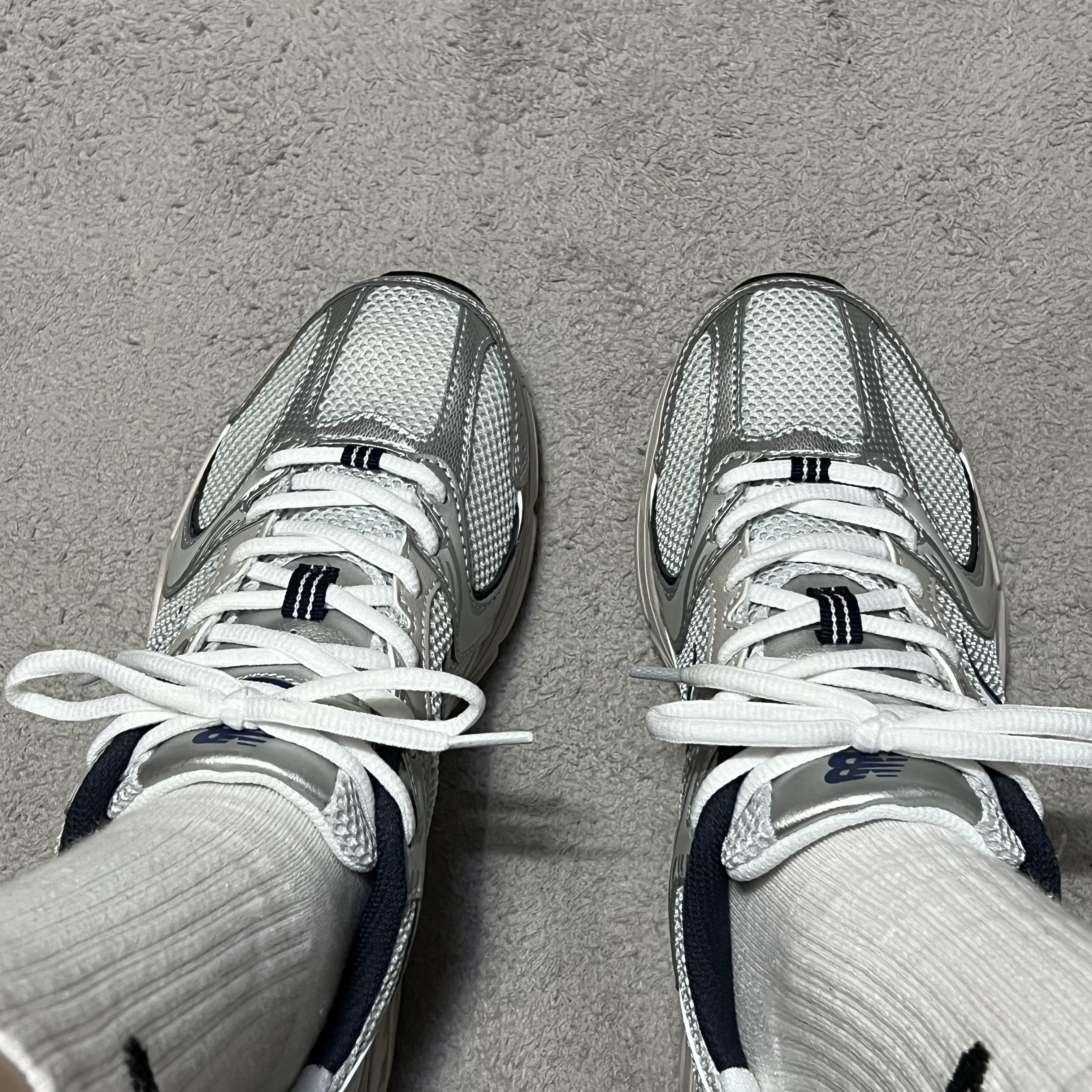 New Balance 530 Steel Grey 착용 스타일 - 1