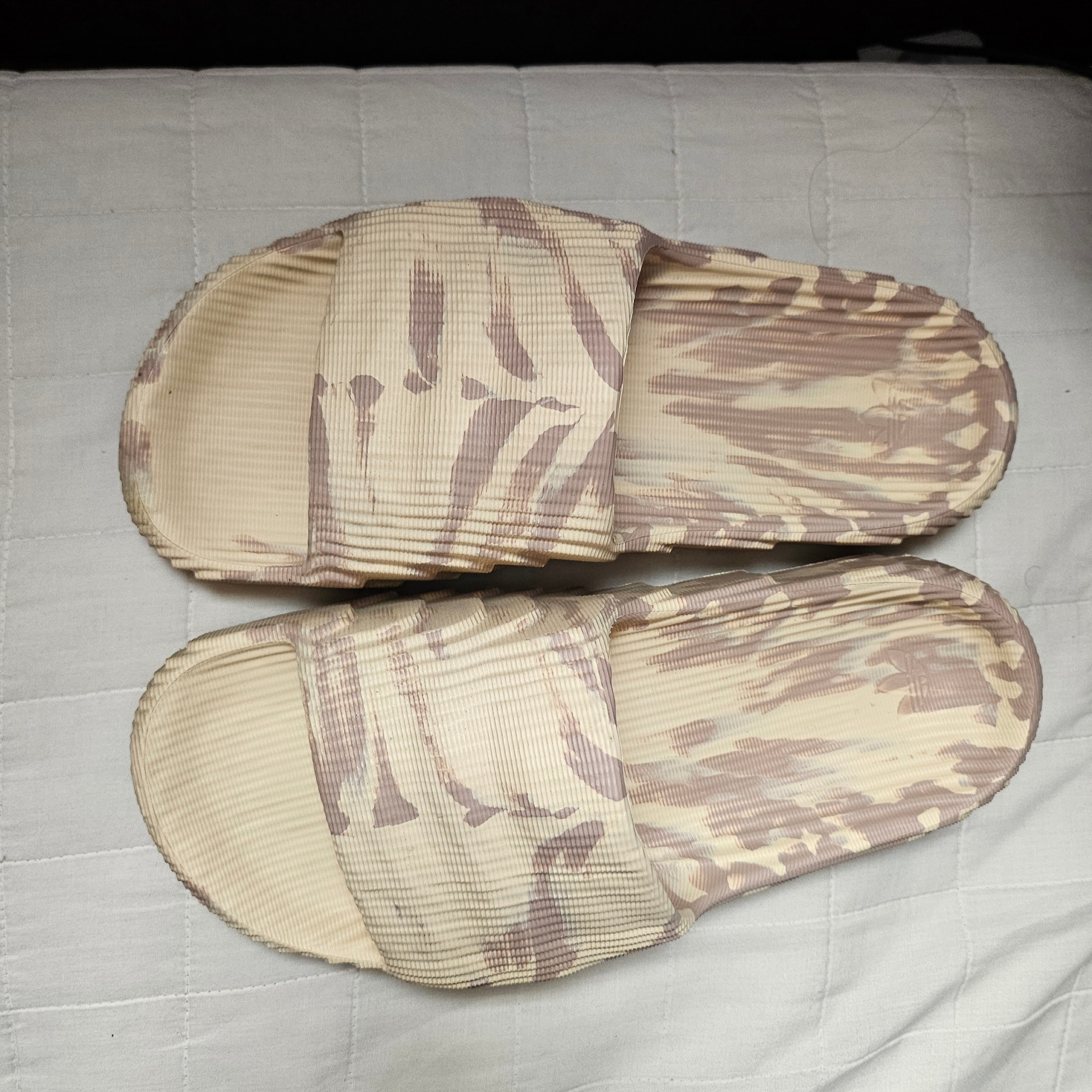 Adidas Adilette 22 Sand Strata 착용 스타일