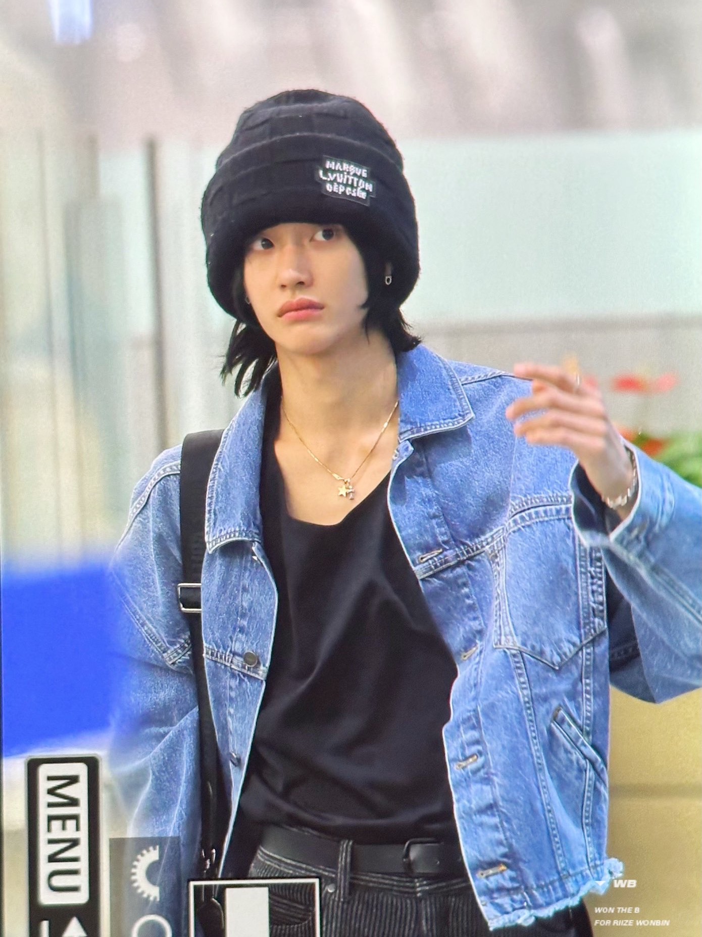 Jacquemus La Veste De Nimes Criollo Boxy Denim Jacket Light Blue Tabac, Louis Vuitton Pearls Beanie Black 착용 스타일 - 2